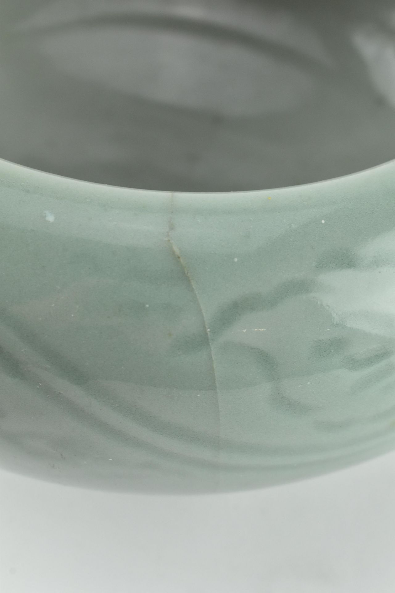 CELADON-GLAZED "PEONY" BRUSH WASHER 青釉“牡丹”笔洗 - Bild 7 aus 7