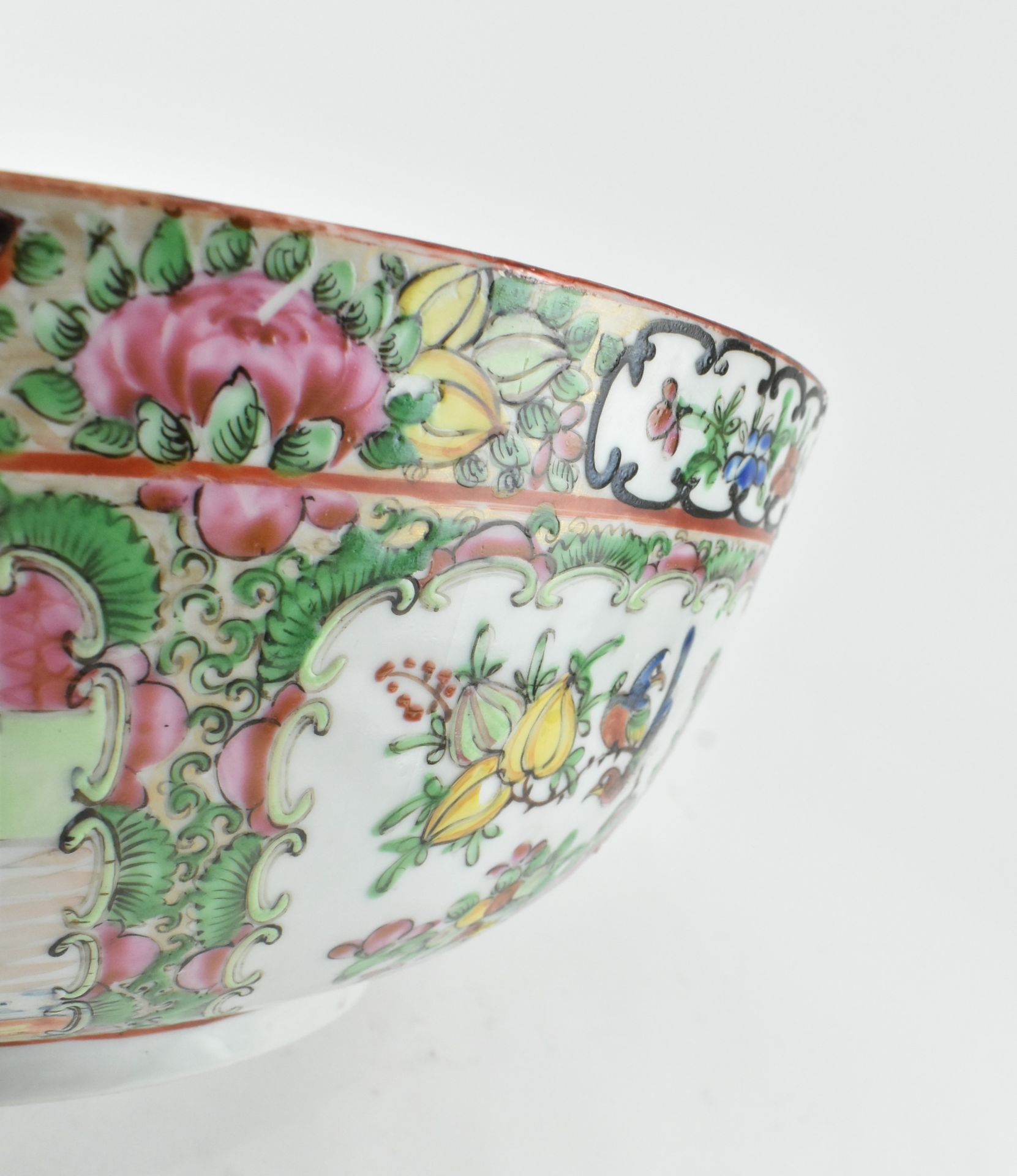 QING DYNASTY FAMILLE ROSE CANTON FIGURINE BOWL 清 广彩大碗 - Image 5 of 6