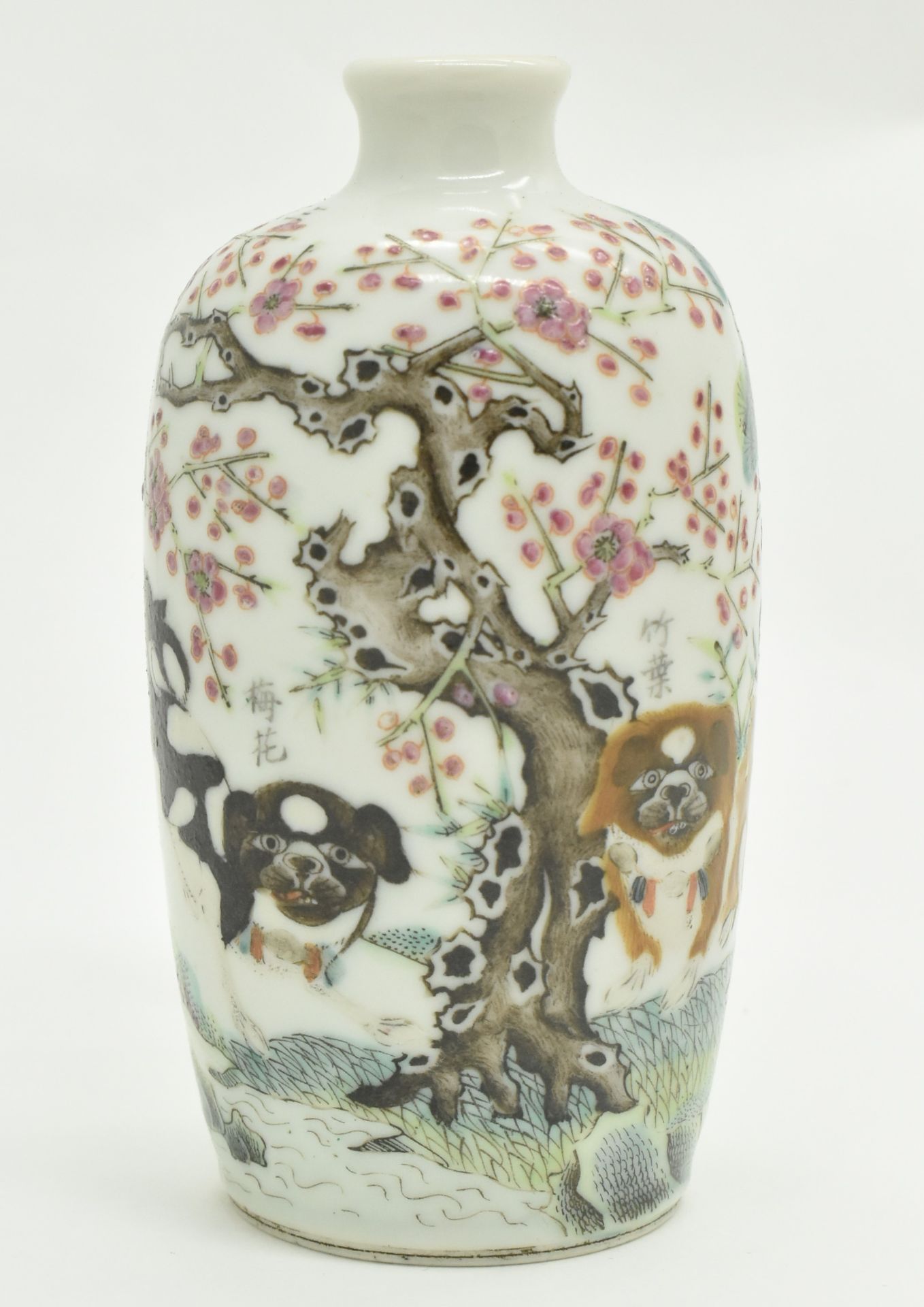 GUANGXU POLYCHROME ENAMEL SNUFF BOTTLE 清 光绪 三友图 鼻烟壶 - Bild 3 aus 9