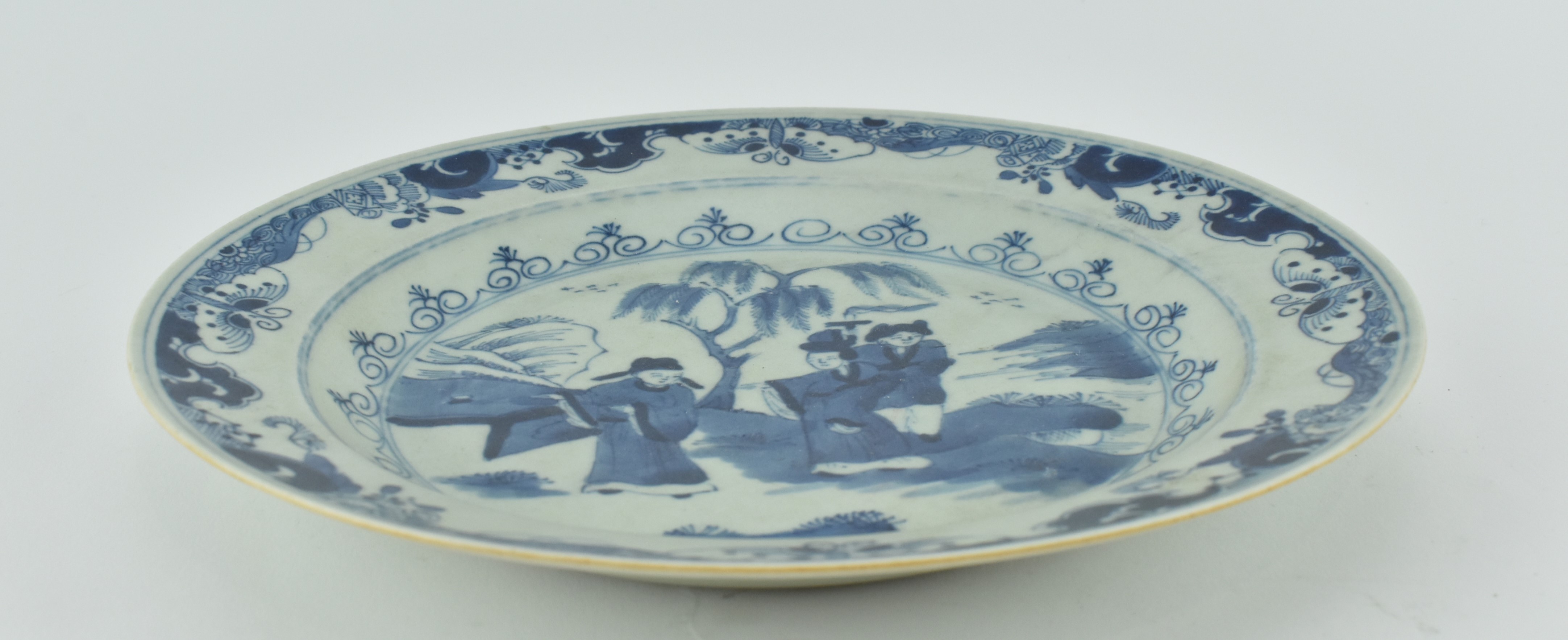 18TH CENTURY KANGXI PERIOD BLUE AND WHITE 清 青花“西厢记”人物盘 - Image 2 of 5