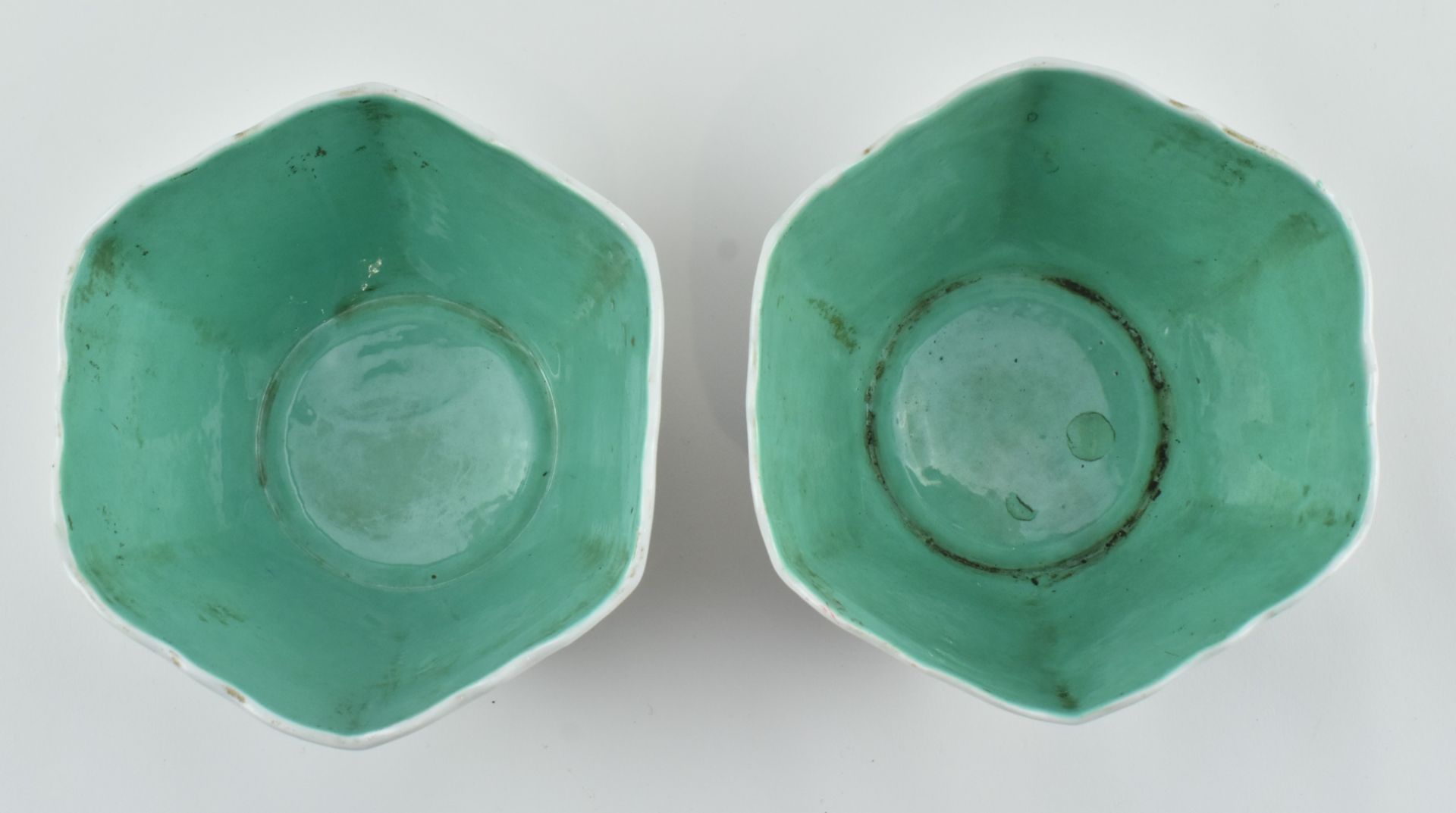 PAIR OF FAMILLE ROSE HEXAGONAL BOWLS 民国粉彩人物六角碗 嘉庆款 - Bild 4 aus 7