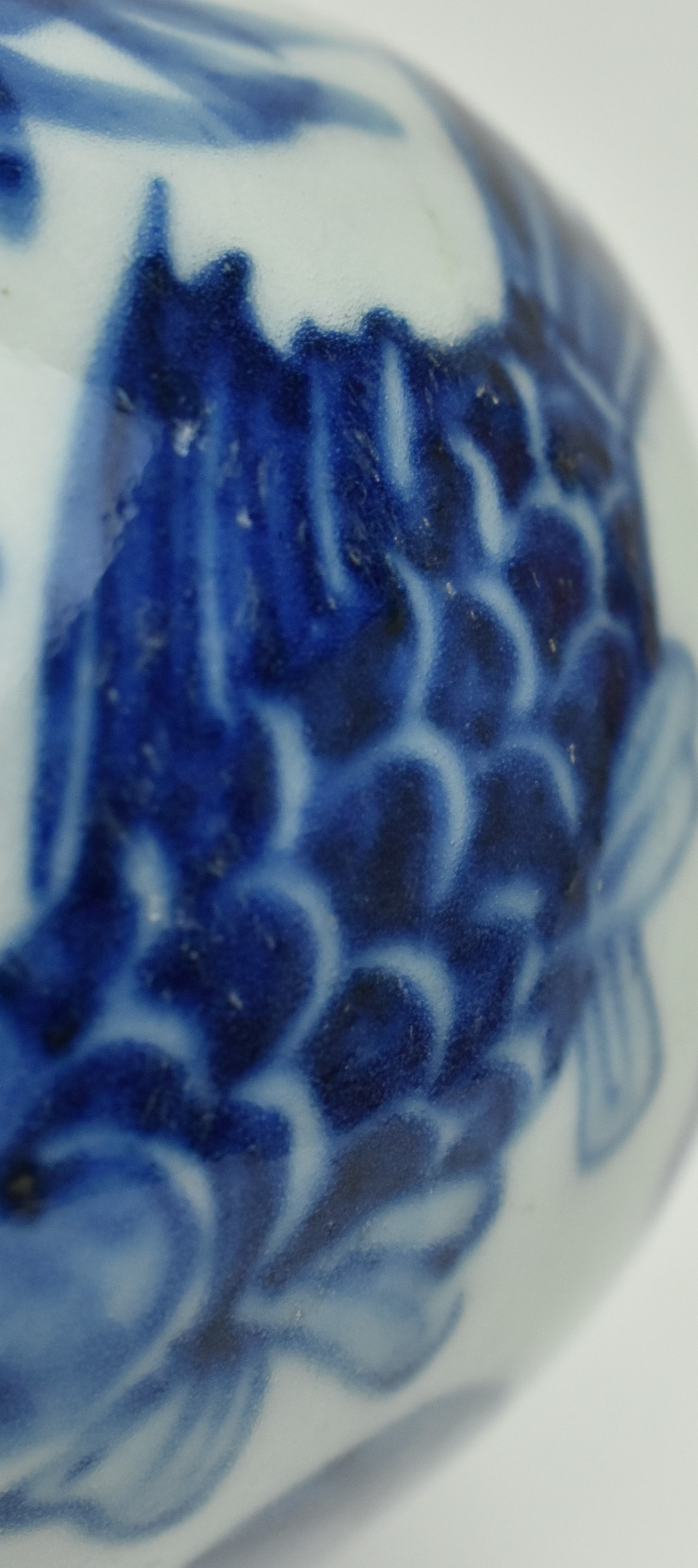 19TH CENTURY BLUE AND WHITE FISH AND ALGAE WATERPOT 青花鱼藻水丞 - Image 5 of 6