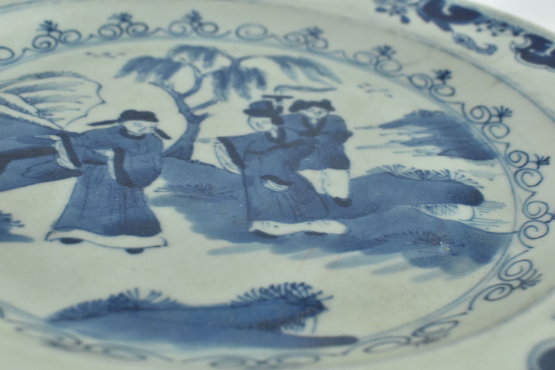 18TH CENTURY KANGXI PERIOD BLUE AND WHITE 清 青花“西厢记”人物盘 - Bild 3 aus 5