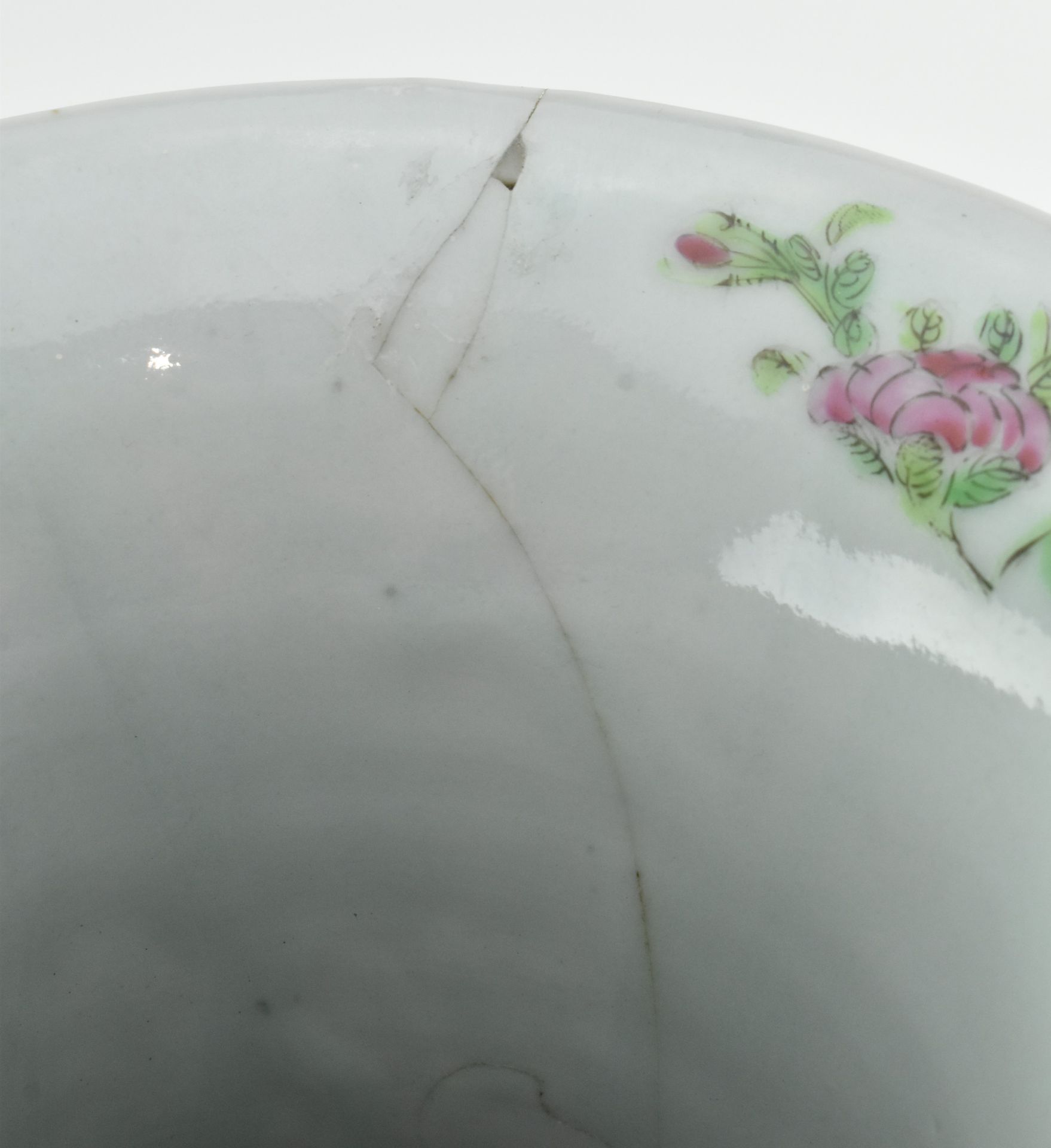 QING DYNASTY CANTON FAMILLE ROSE VASE 清 广彩 开窗人物 棒槌瓶 - Bild 7 aus 7