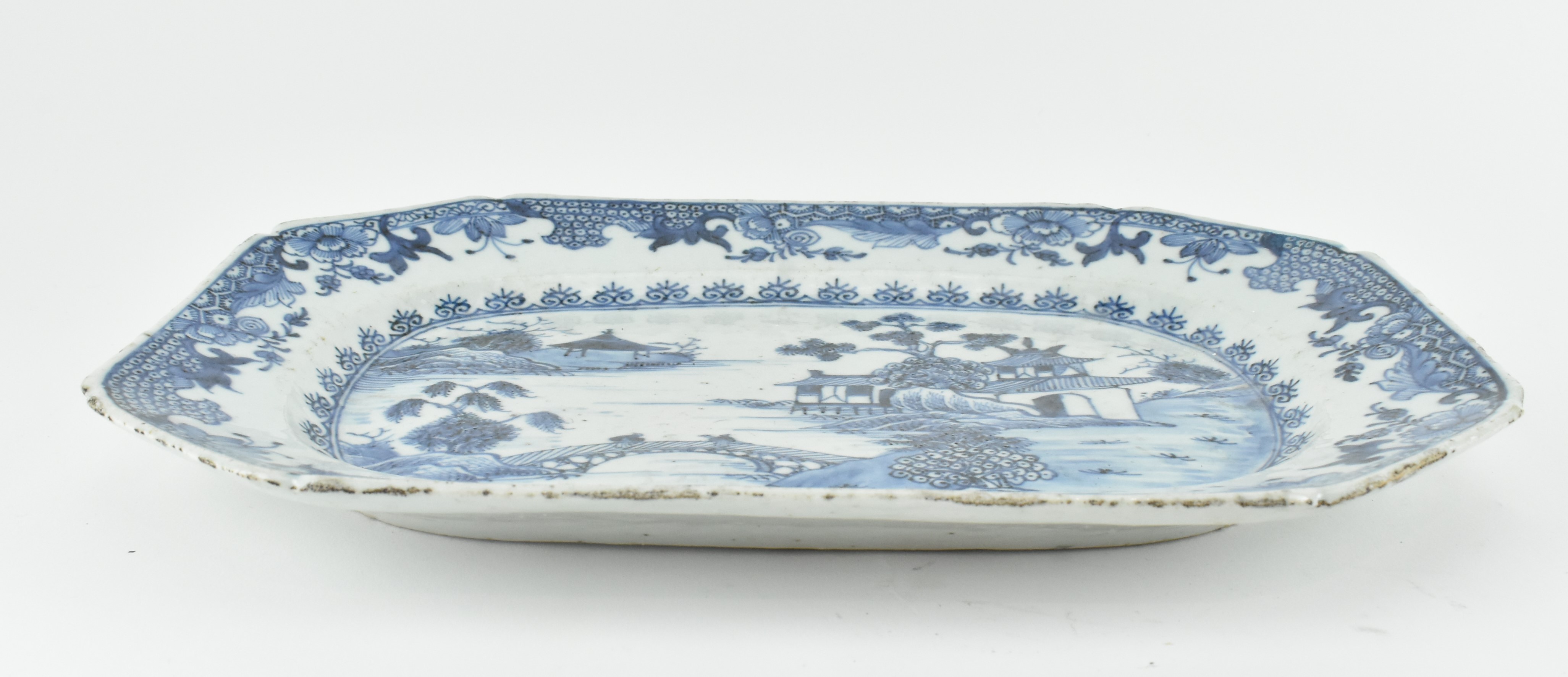 18TH CENTURY BLUE AND WHITE OCTAGONAL PLATE 清 青花山水八角盘 - Image 2 of 6
