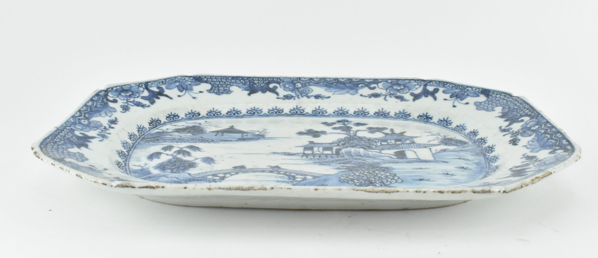 18TH CENTURY BLUE AND WHITE OCTAGONAL PLATE 清 青花山水八角盘 - Bild 2 aus 6