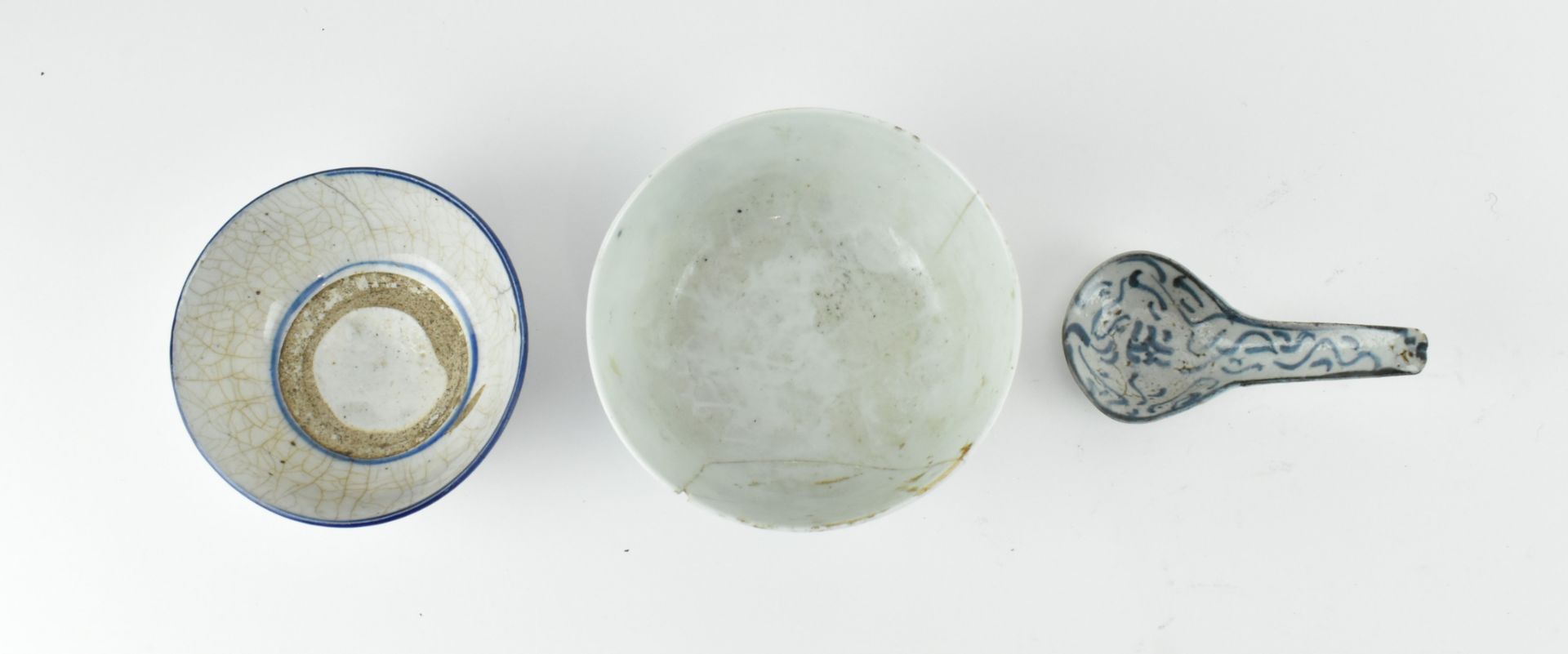 GROUP OF SIX QING DYNASTY CERAMIC ITEMS 清 陶瓷六件 - Bild 6 aus 7