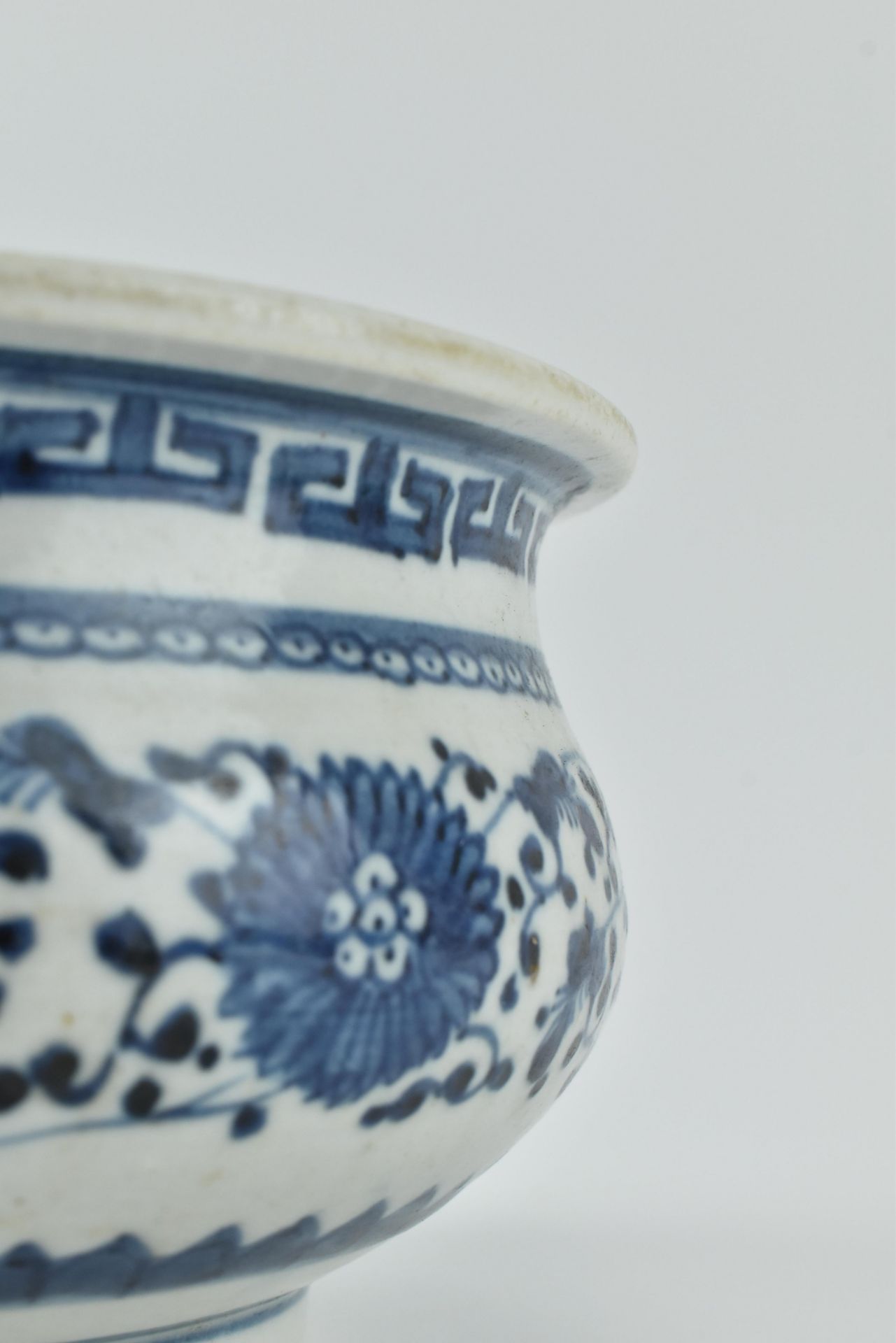 QING DYNASTY BLUE AND WHITE CENSER 清 缠枝莲香炉 - Image 4 of 6