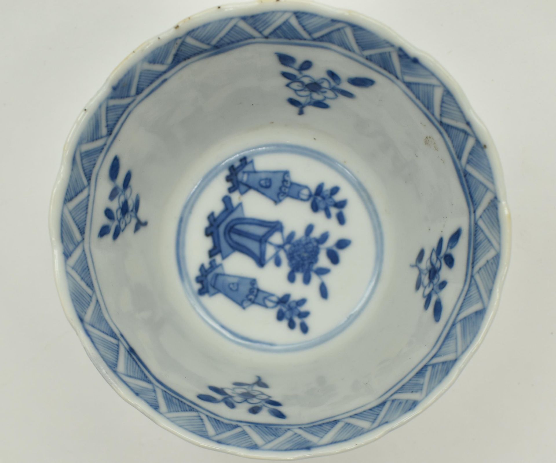 QING DYNASTY BLUE AND WHITE CUP 清 康熙 青花人物棱角杯 - Bild 4 aus 10