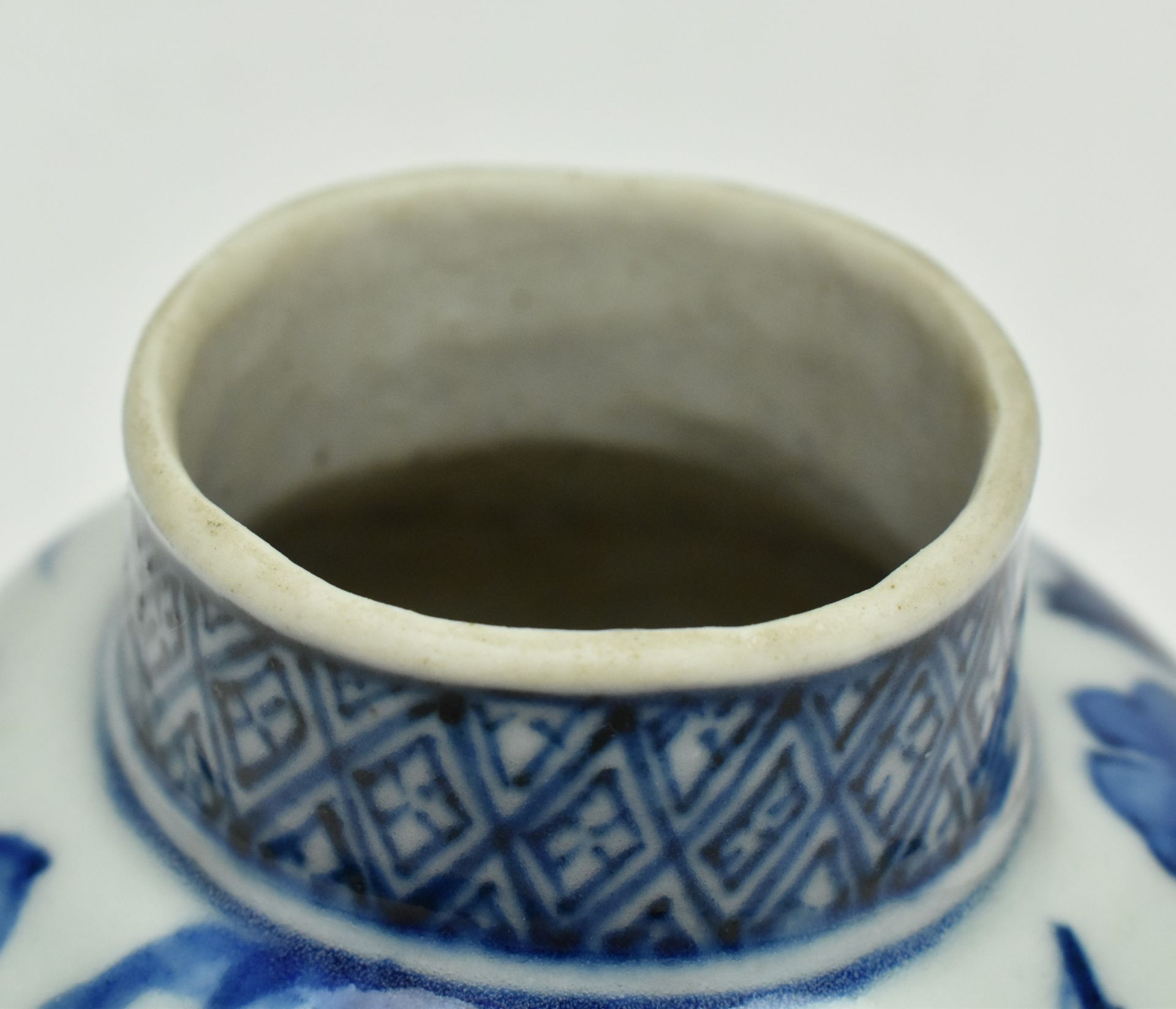 19TH CENTURY BLUE AND WHITE FISH AND ALGAE WATERPOT 青花鱼藻水丞 - Image 3 of 6