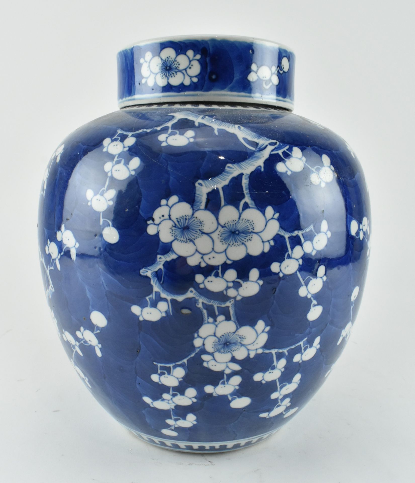 QING DYNASTY PRUNUS GINGER JAR WITH LID 清 康熙款梅花罐