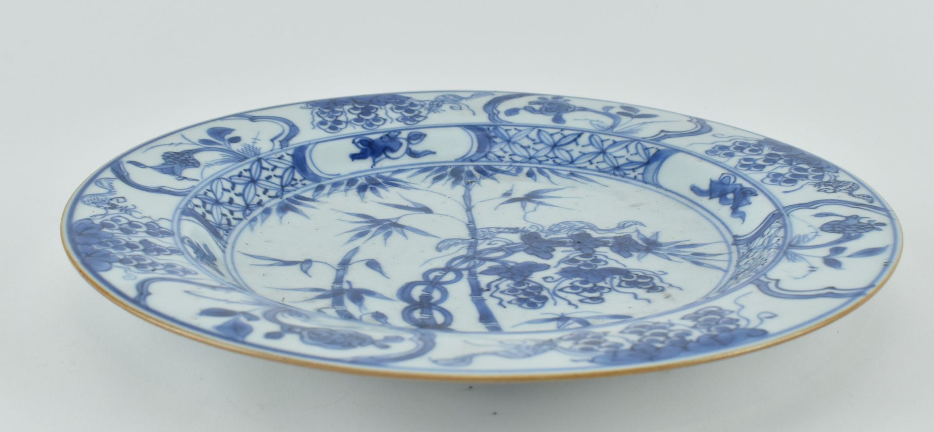 QING DYNASTY BLUE AND WHITE OGEE PLATE 清 青花花卉折腰盘 - Image 5 of 6