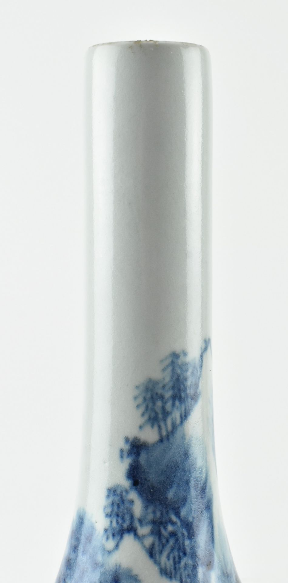BLUE AND WHITE LANDSCAPE BOTTLE VASE 青花山水人物胆瓶 - Image 4 of 6