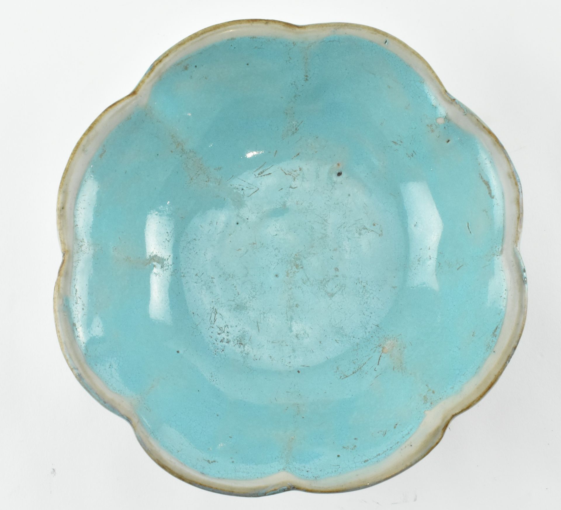 QING DYNASTY FAMILLE ROSE ENAMEL FOOTED BOWL 清 蝶恋花珐琅彩碗 - Bild 5 aus 6