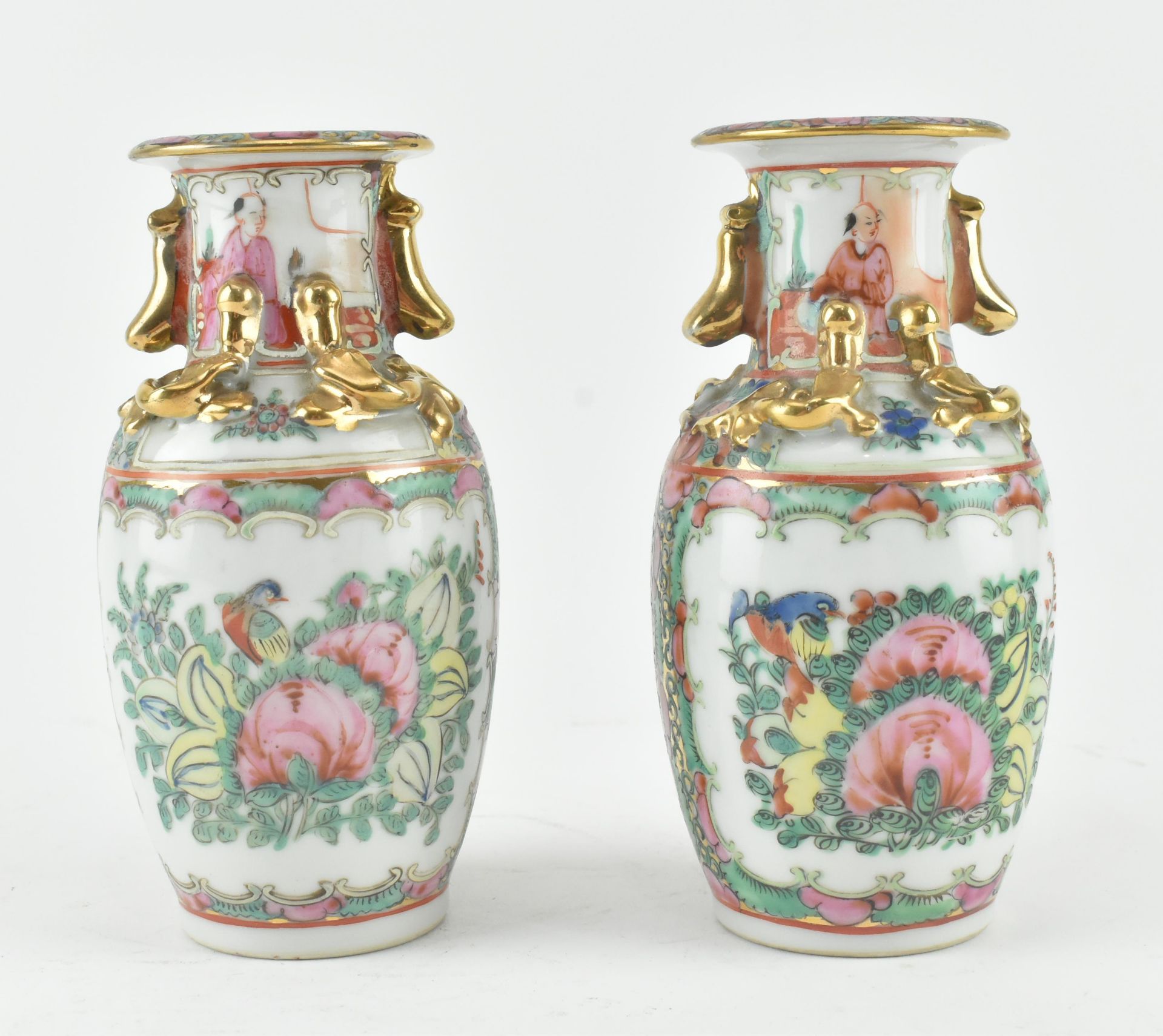 PAIR OF SMALL CHINESE CANTON FAMILLE ROSE VASES 清 广彩人物瓶一对 - Image 2 of 5