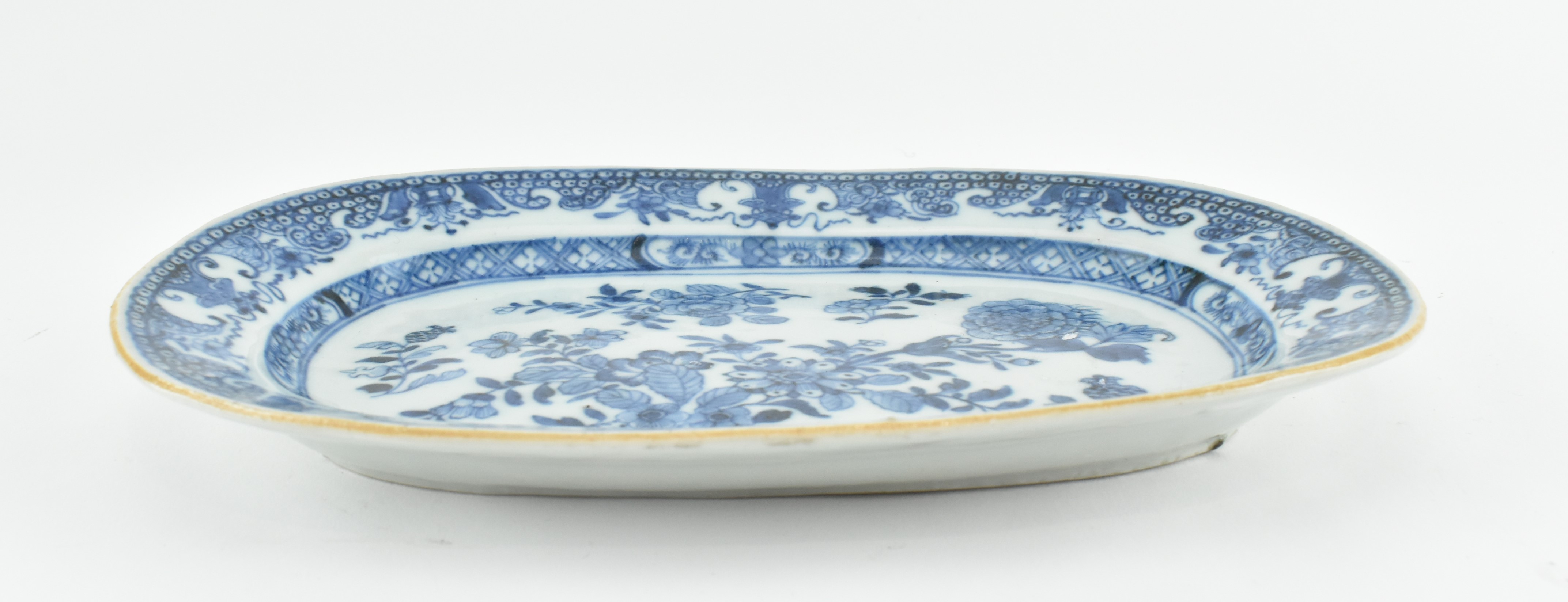 18TH CENTURY BLUE AND WHITE PEONY PLATE 清 青花 花卉盘子 - Image 3 of 4