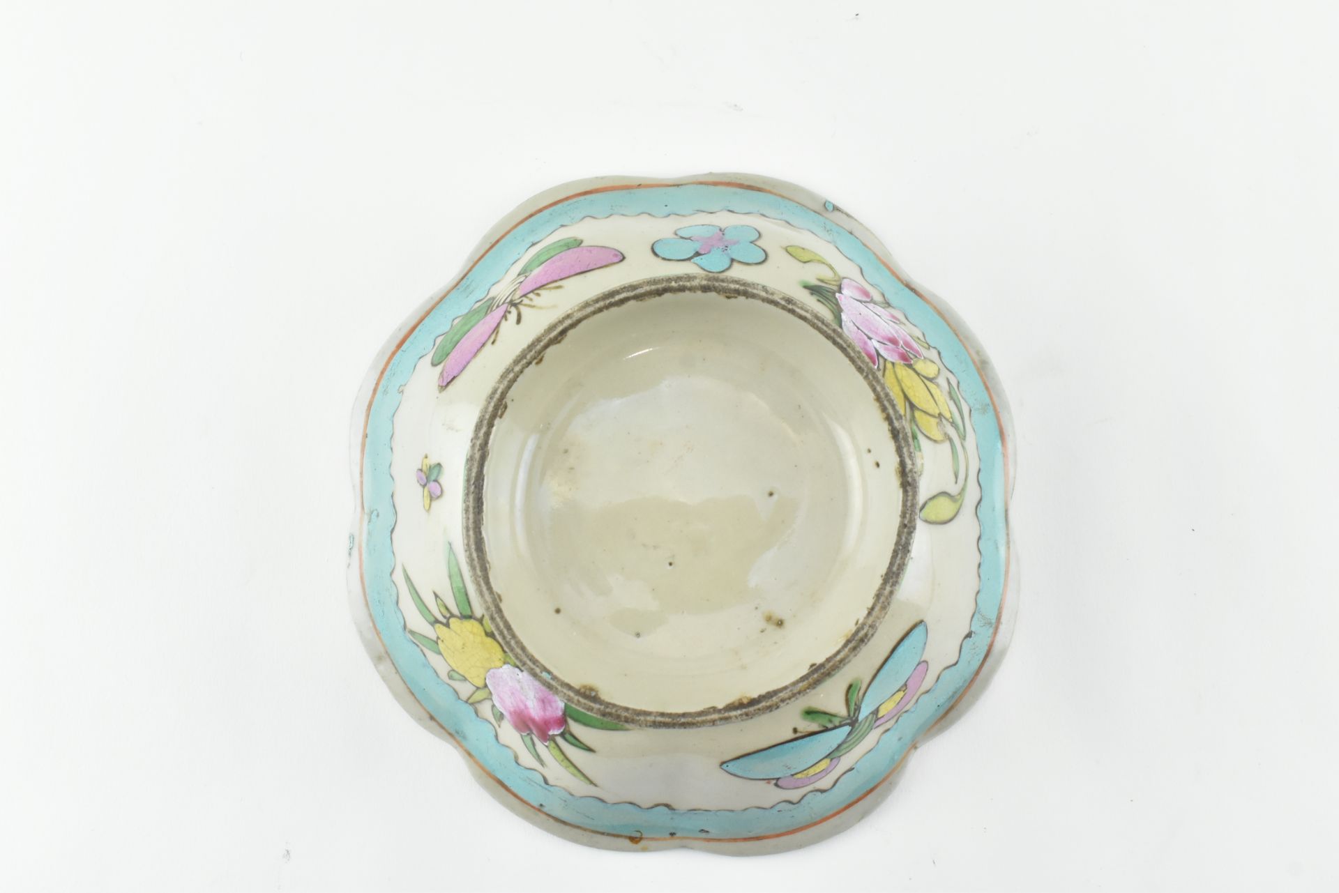 QING DYNASTY FAMILLE ROSE ENAMEL FOOTED BOWL 清 蝶恋花珐琅彩碗 - Image 6 of 6