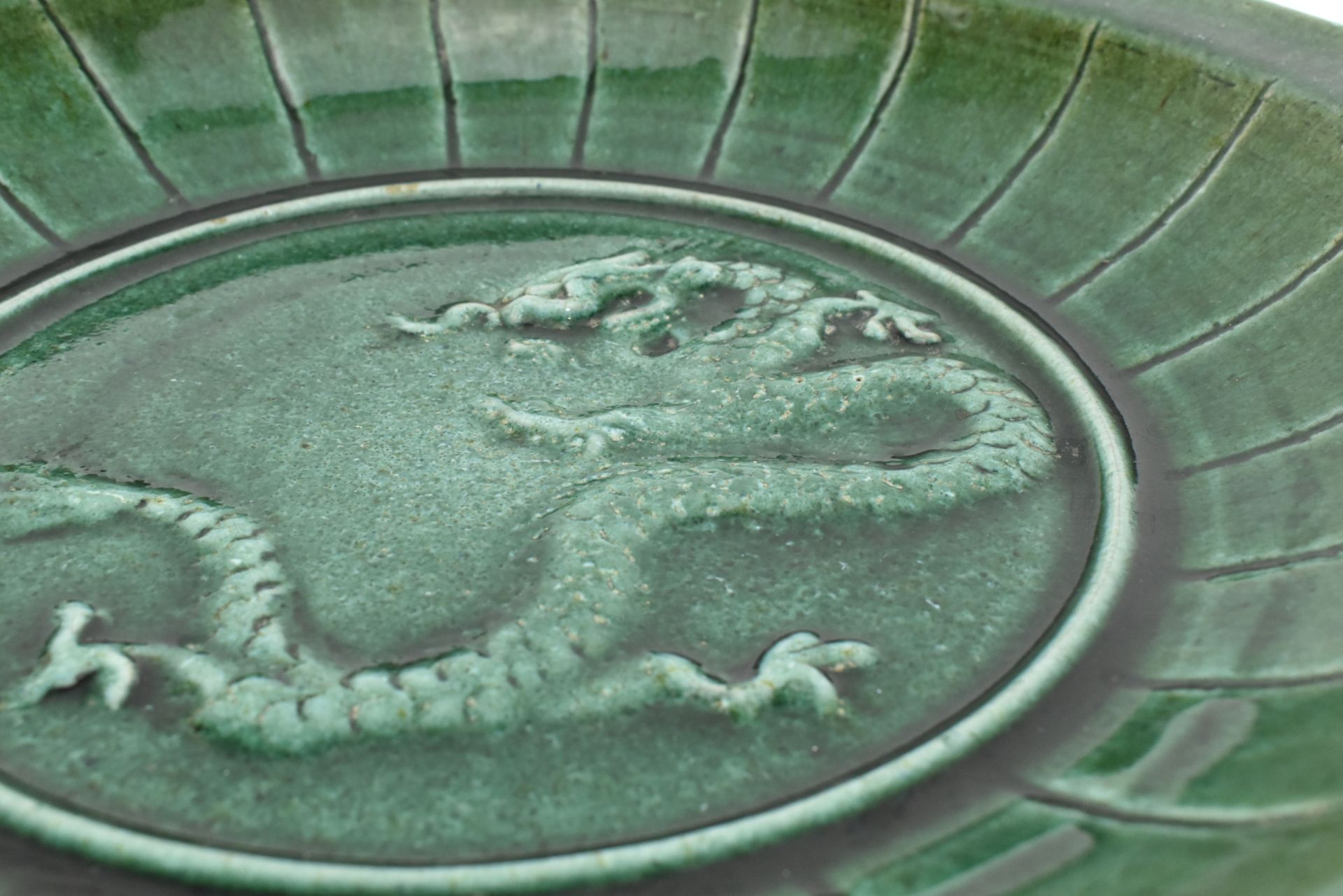 STONEWARE GREEN GLAZED "DRAGON" RELIEF CHARGER 绿釉三爪龙浮雕盘 - Image 5 of 6