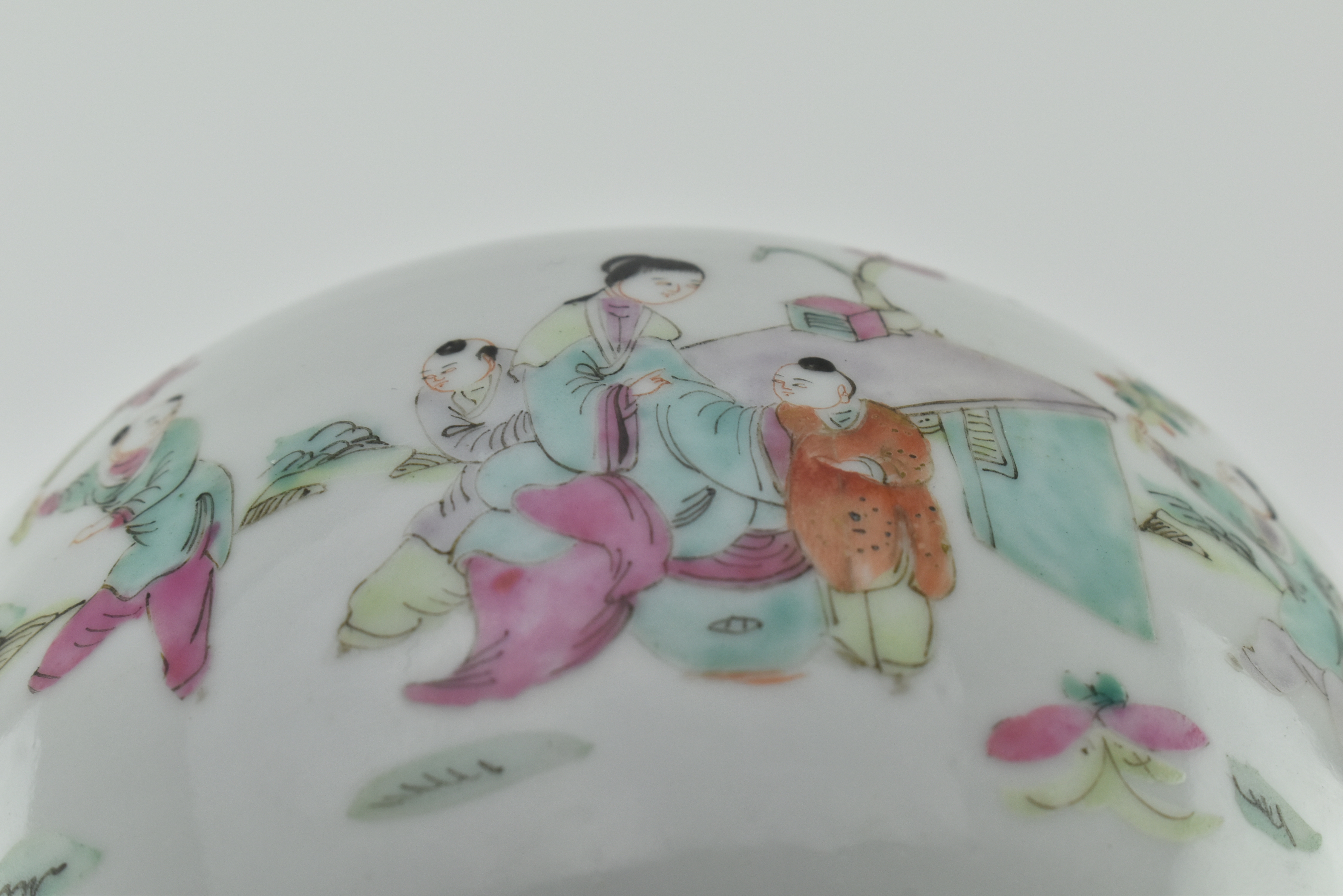 LATE QING DYNASTY FAMILE ROSE TEAPOT 晚清 粉彩戏婴茶壶 - Image 6 of 7