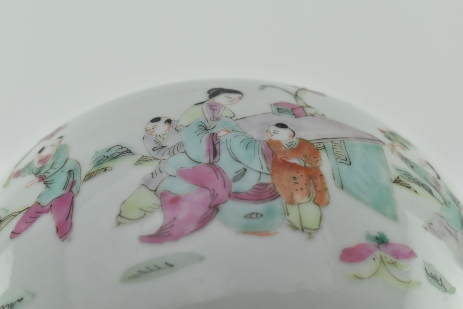 LATE QING DYNASTY FAMILE ROSE TEAPOT 晚清 粉彩戏婴茶壶 - Image 6 of 7