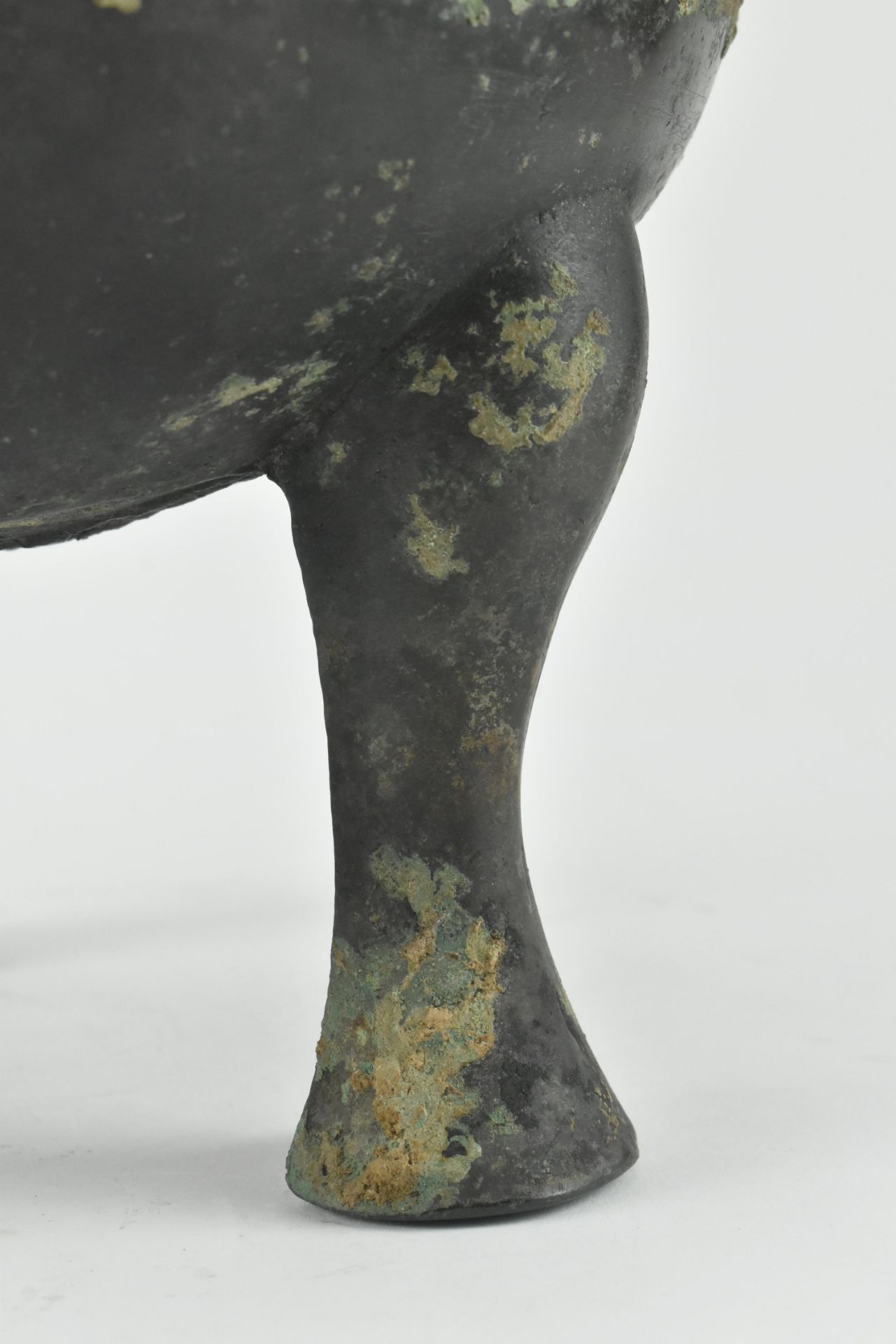 WESTERN ZHOU "RING MOTIF" BRONZE DING TRIPOD VESSEL 西周青铜鼎 - Image 10 of 10