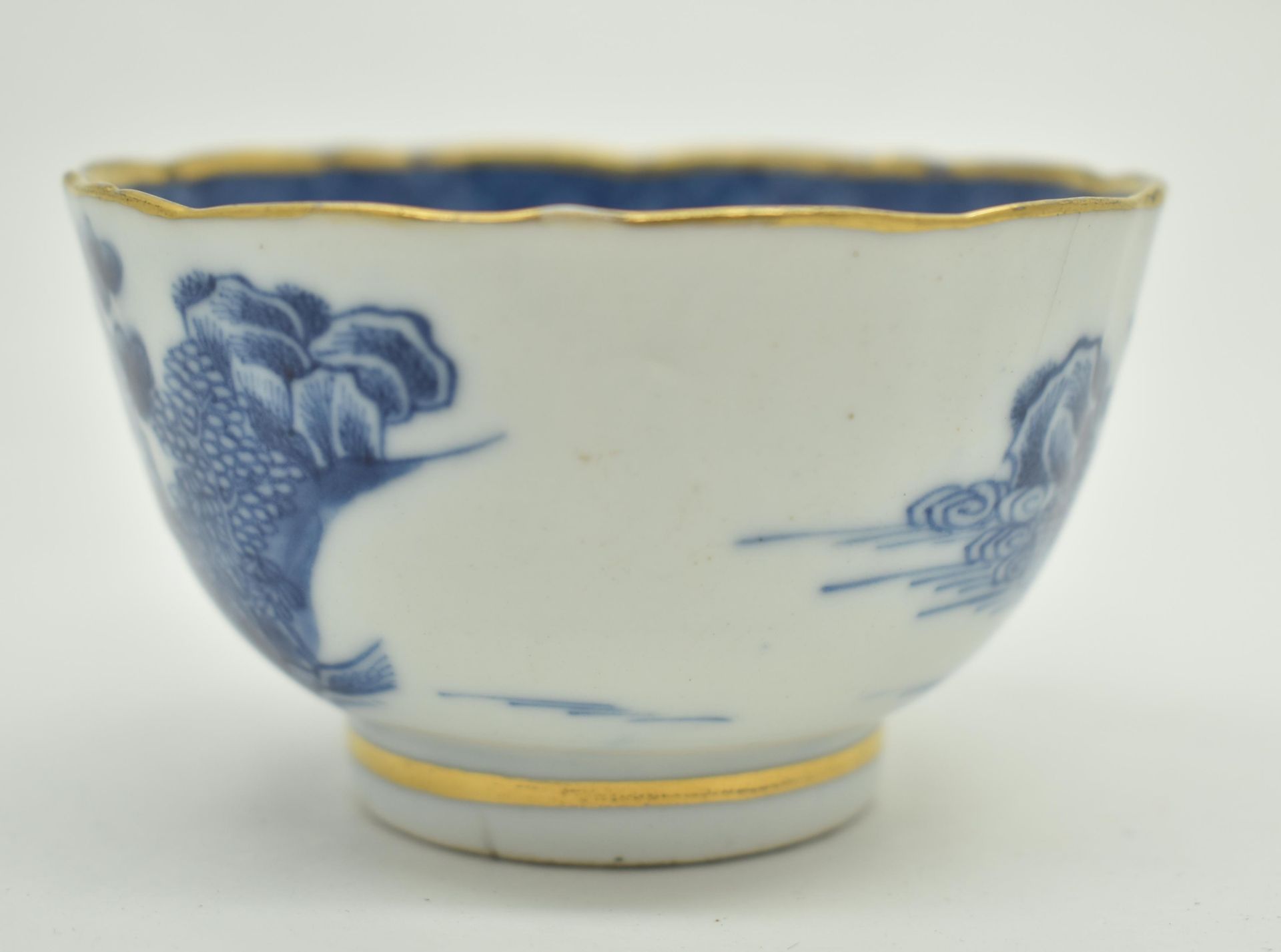 19TH CENTURY CHINESE GILT BLUE AND WHITE BOWL 清 青花山水碗 - Bild 5 aus 10