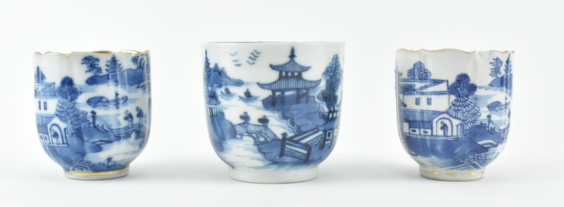 THREE 18/19TH CENTURY CHINESE BLUE AND WHITE CUPS 清 青花山水杯 - Image 2 of 9