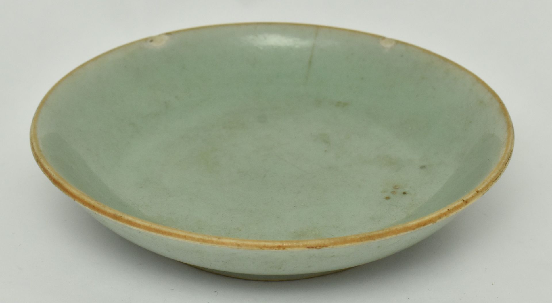 TWO QING DYNASTY CELADON GLAZED DISHES 清 青釉 盘子两个 - Image 5 of 7