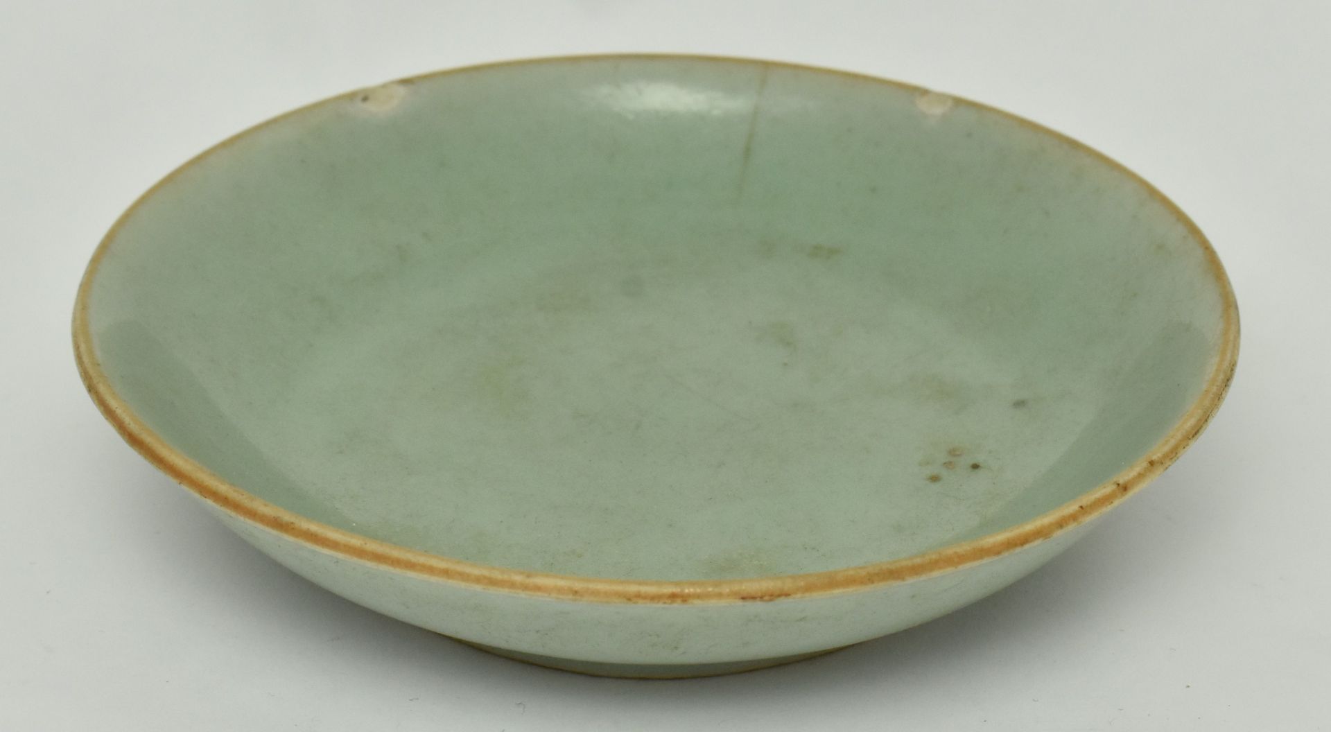 TWO QING DYNASTY CELADON GLAZED DISHES 清 青釉 盘子两个 - Bild 5 aus 7