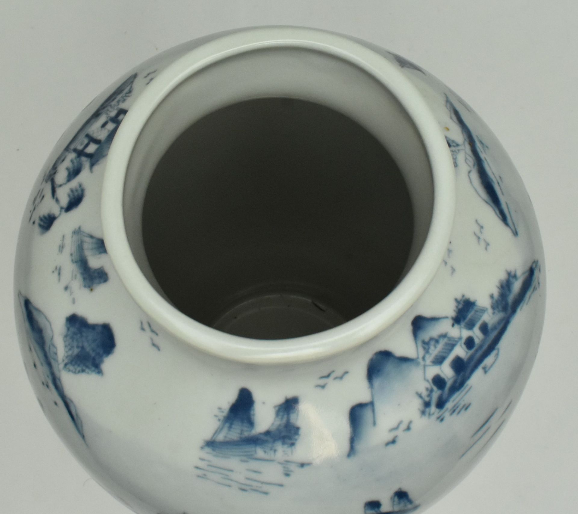 REPUBLIC PERIOD BLUE AND WHITE LANDSCAPE VASE 民国青花山水瓶 - Bild 3 aus 6