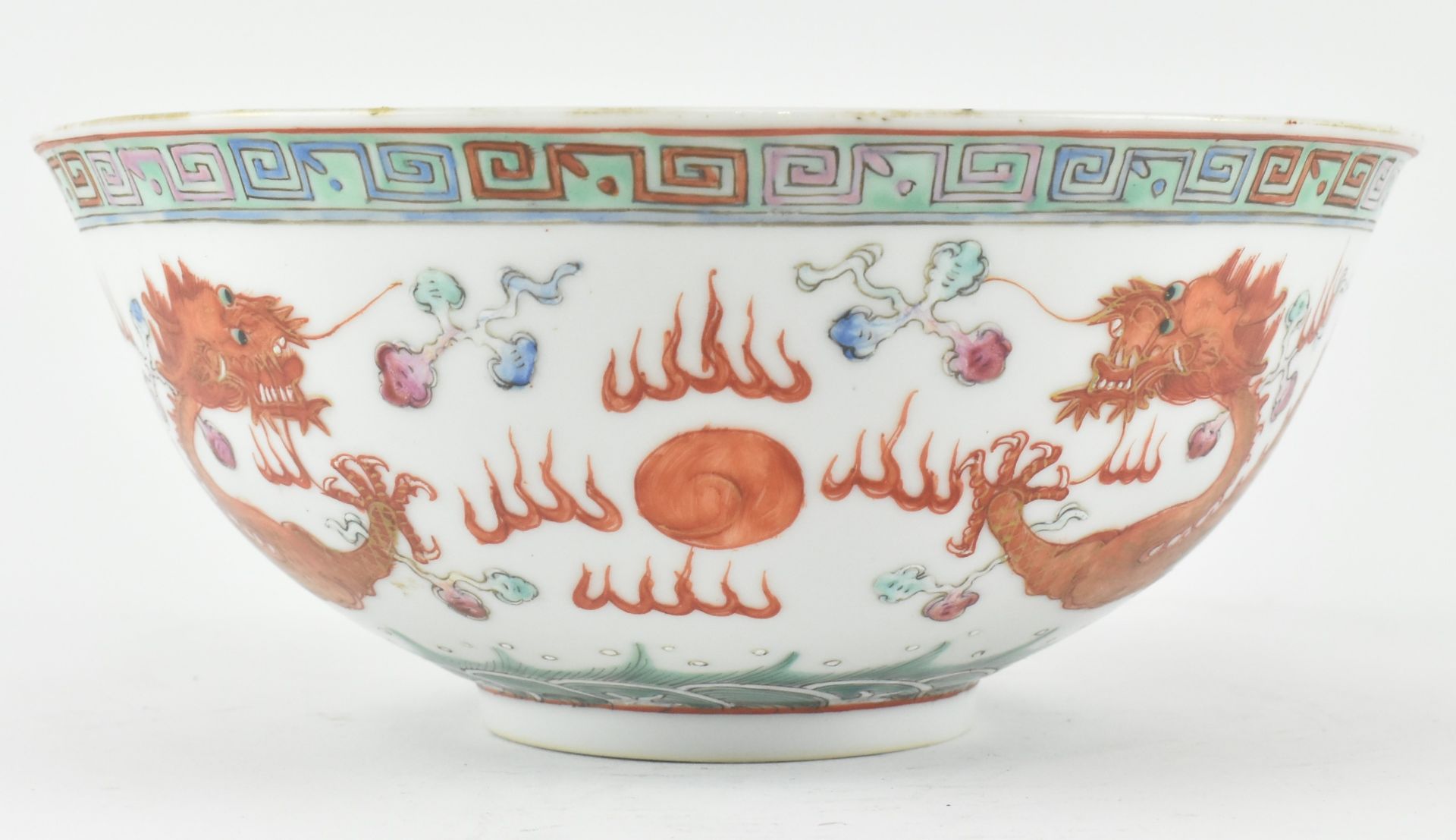 FAMILLE ROSE DRAGON PURSUING PEARL BOWL 乾隆款双龙戏珠碗 - Bild 2 aus 9