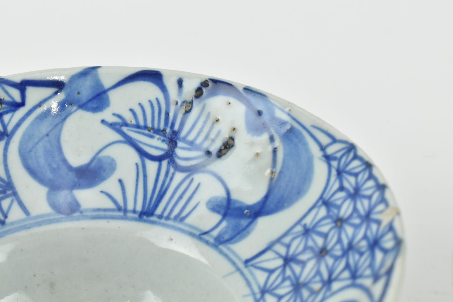 PAIR OF BLUE AND WHITE OGEE SHAPED BOWLS 清 青花折腰碗一对 - Bild 4 aus 7