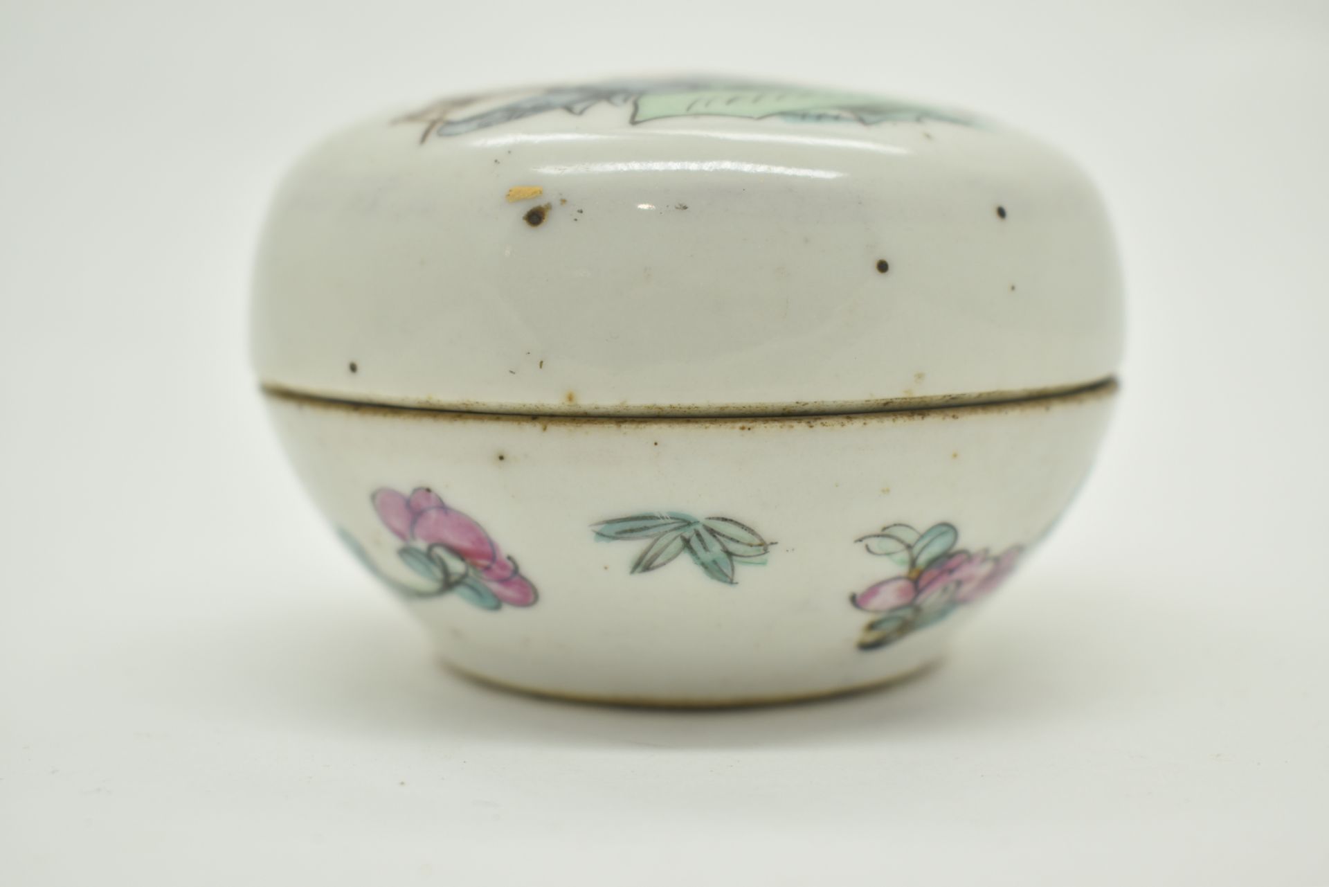QING OR LATER FAMILLE ROSE FIGURINE SEAL BOX 清末 粉彩印泥盒 - Image 2 of 7