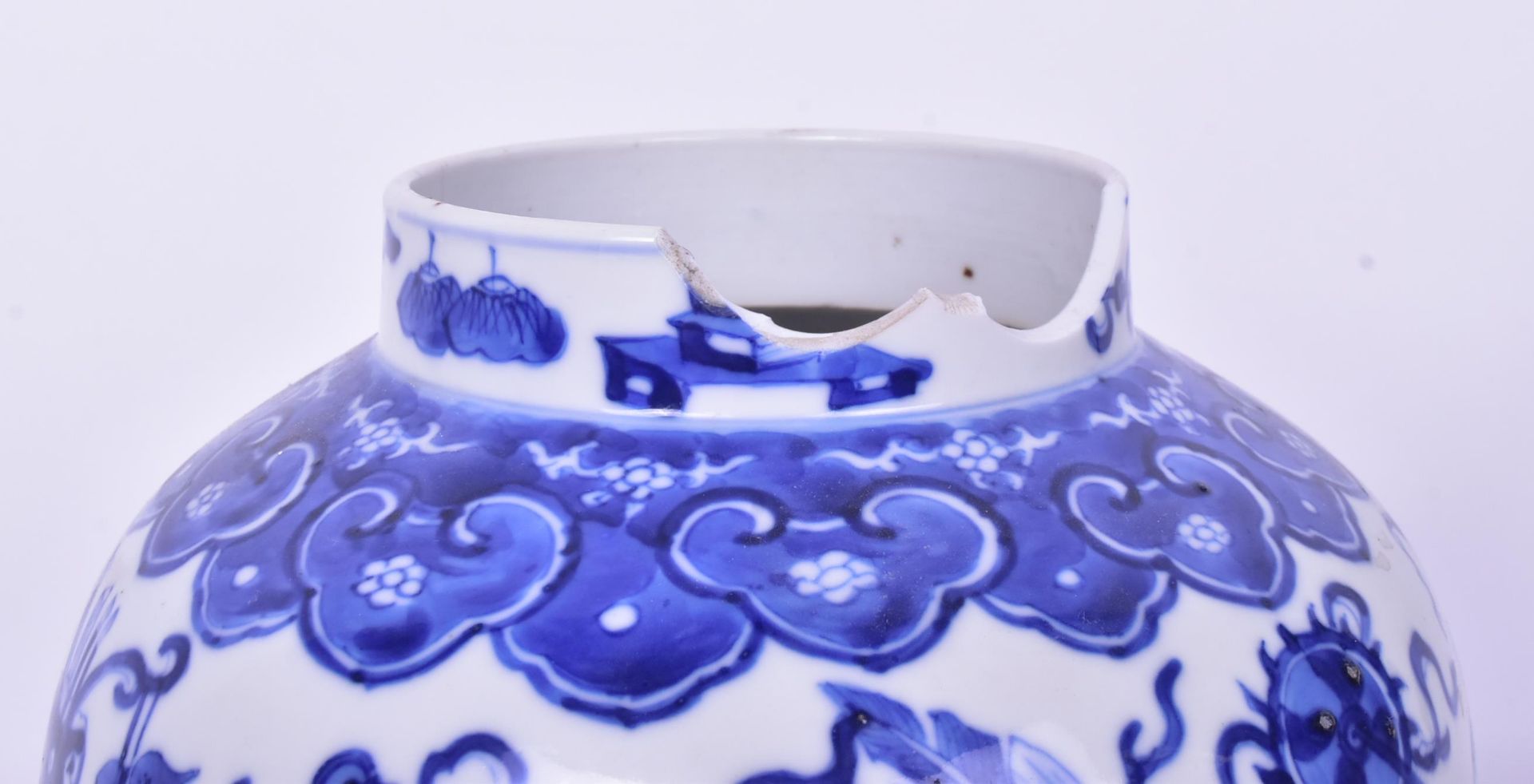 QING DYNASTY KANGXI BLUE AND WHITE JAR 清 康熙款青花博古罐 - Image 5 of 9