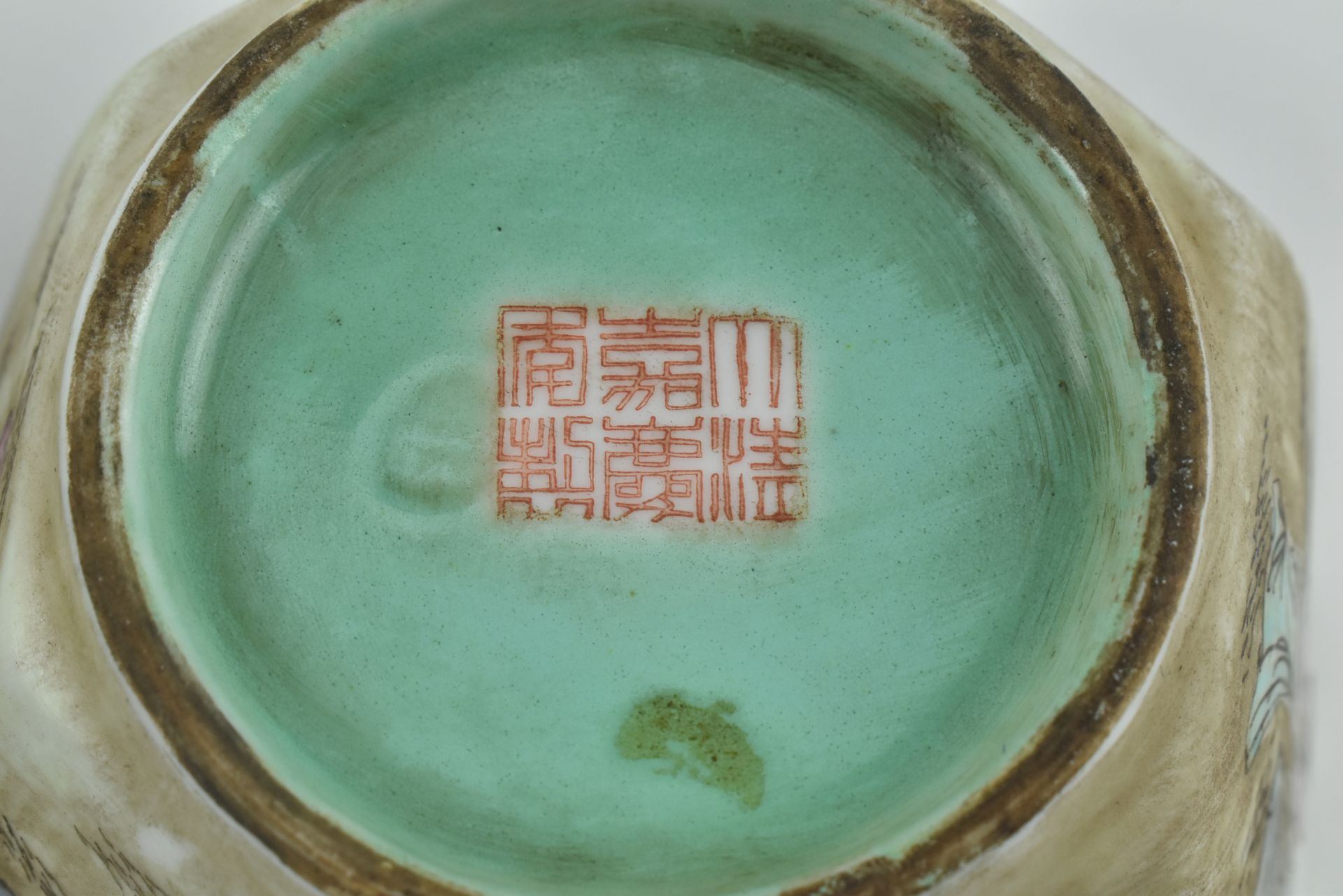 PAIR OF FAMILLE ROSE HEXAGONAL BOWLS 民国粉彩人物六角碗 嘉庆款 - Bild 7 aus 7