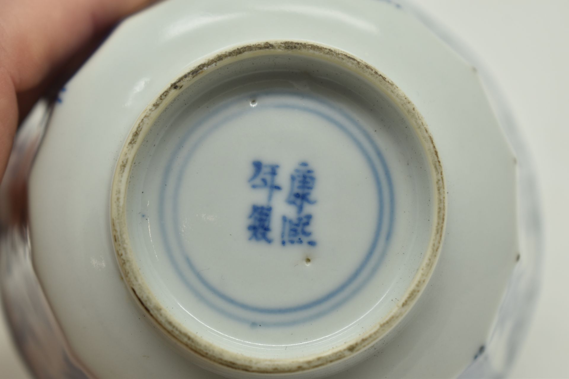 QING DYNASTY BLUE AND WHITE CUP 清 康熙 青花人物棱角杯 - Bild 7 aus 10