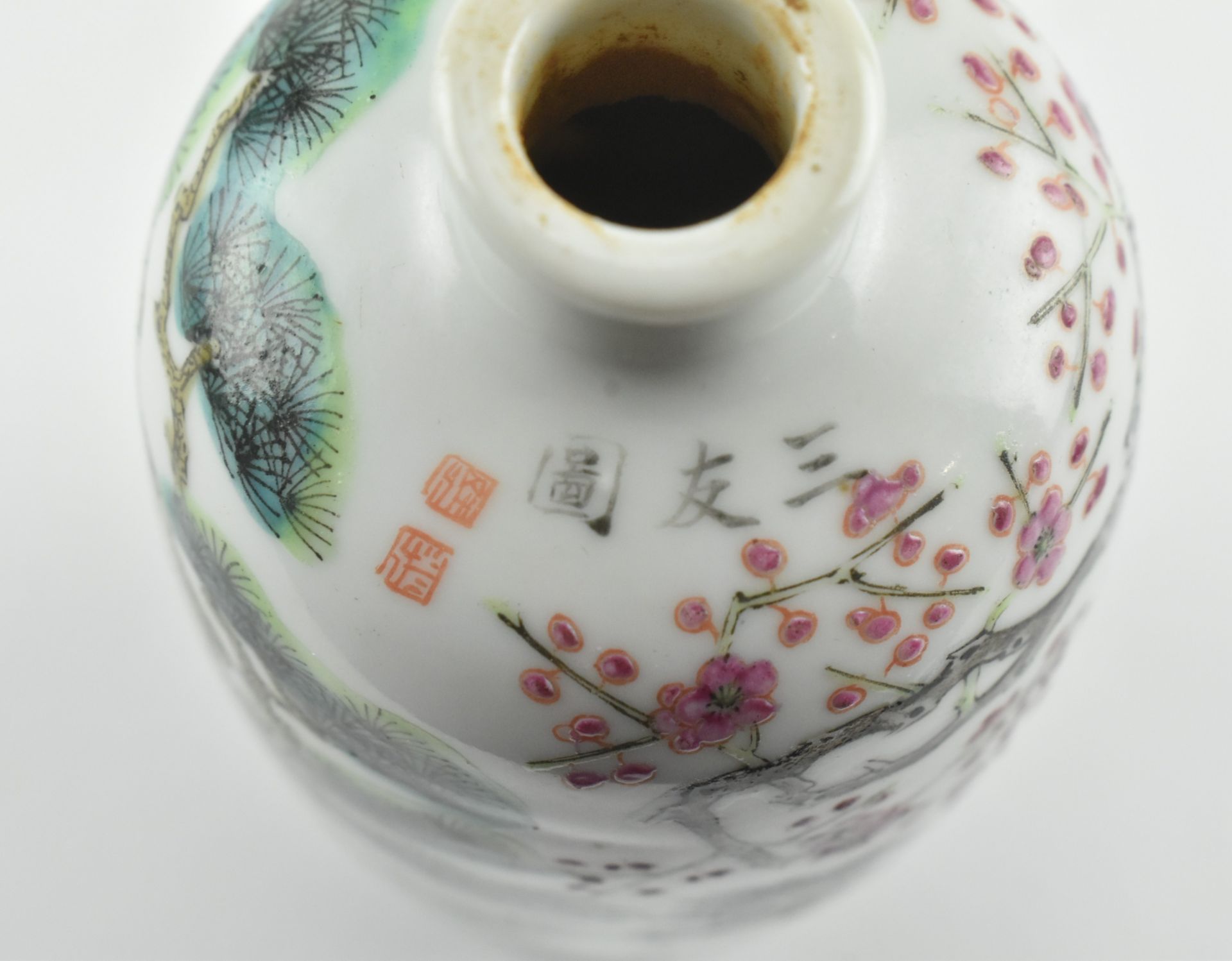 GUANGXU POLYCHROME ENAMEL SNUFF BOTTLE 清 光绪 三友图 鼻烟壶 - Bild 8 aus 9