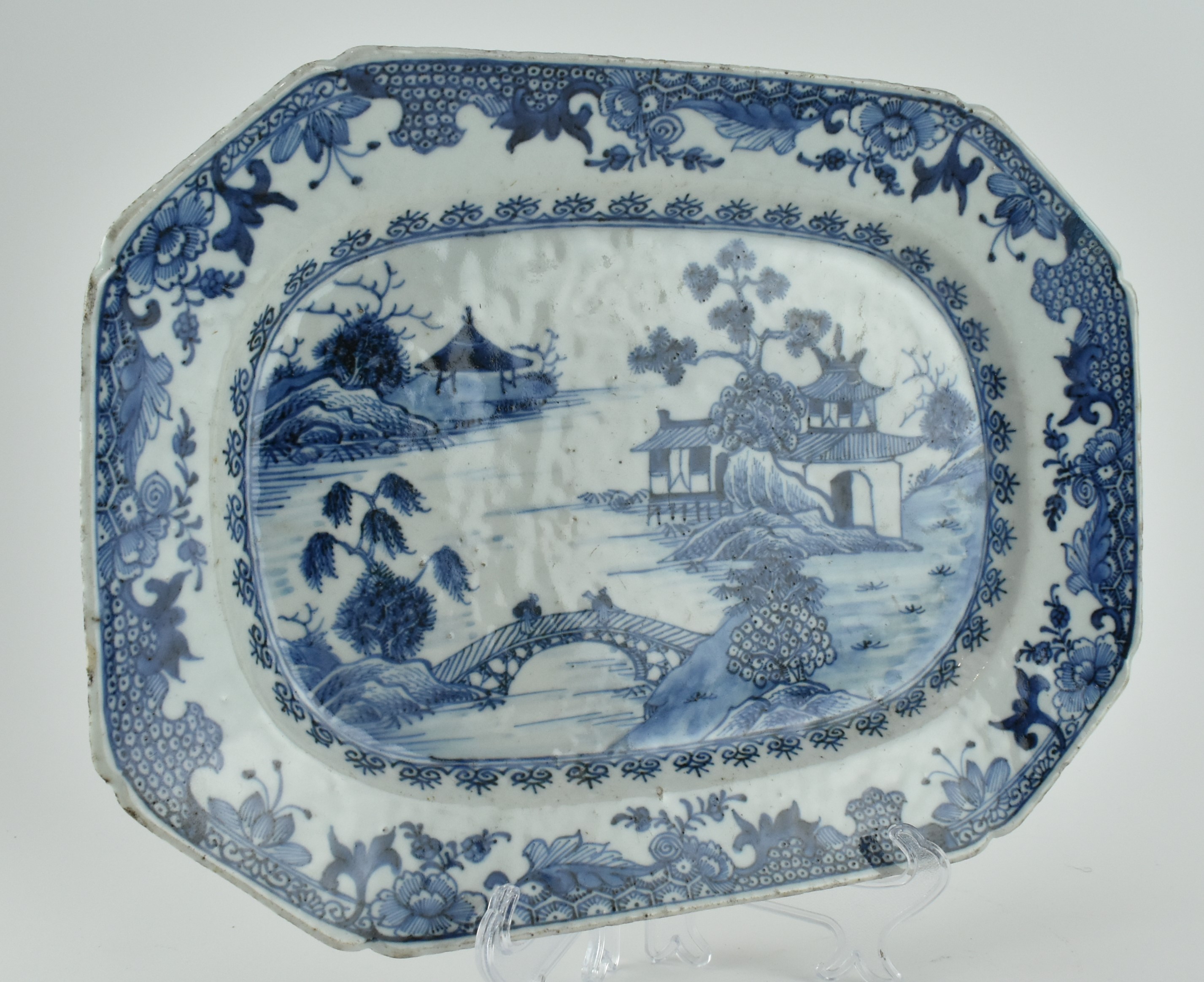 18TH CENTURY BLUE AND WHITE OCTAGONAL PLATE 清 青花山水八角盘 - Image 3 of 6