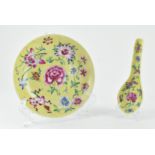 FAMILLE ROSE PLATE AND SPOON, YELLOW GROUND 黄底粉彩花卉盘和勺子