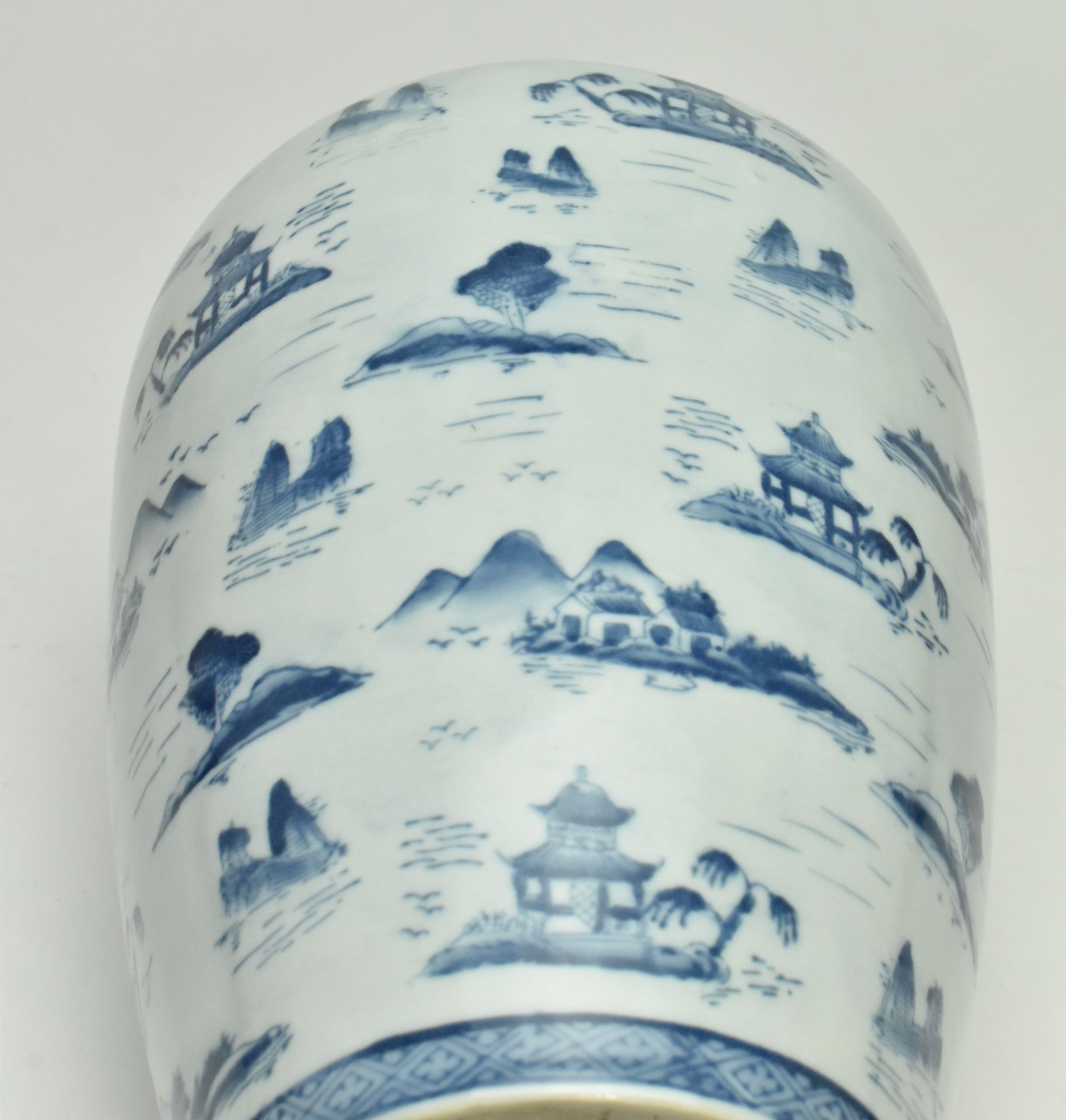 REPUBLIC PERIOD BLUE AND WHITE LANDSCAPE VASE 民国青花山水瓶 - Bild 5 aus 6