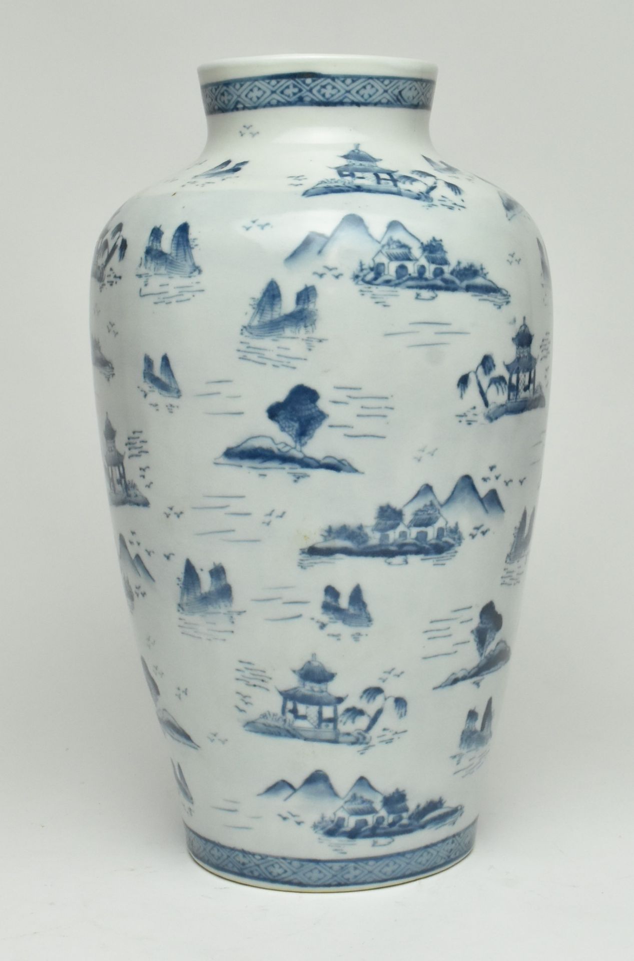 REPUBLIC PERIOD BLUE AND WHITE LANDSCAPE VASE 民国青花山水瓶 - Bild 2 aus 6