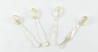 FOUR MOTHER OF PEARL CAVIAR TASTING TEA SPOONS 清 贝母鱼子酱勺