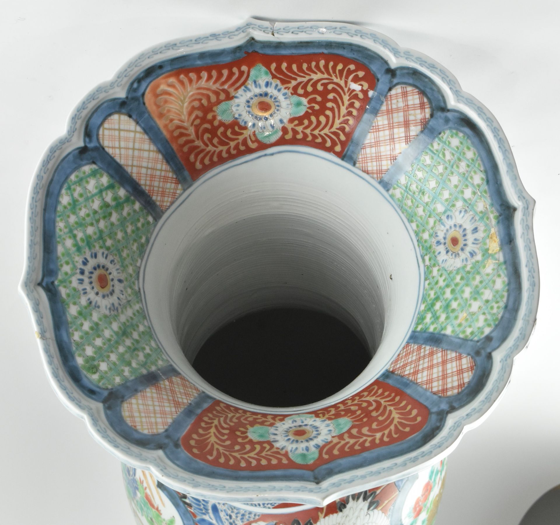 LARGE JAPANESE IMARI CERAMIC VASE, MEIJI PERIOD 明治伊万里瓶 - Image 4 of 8