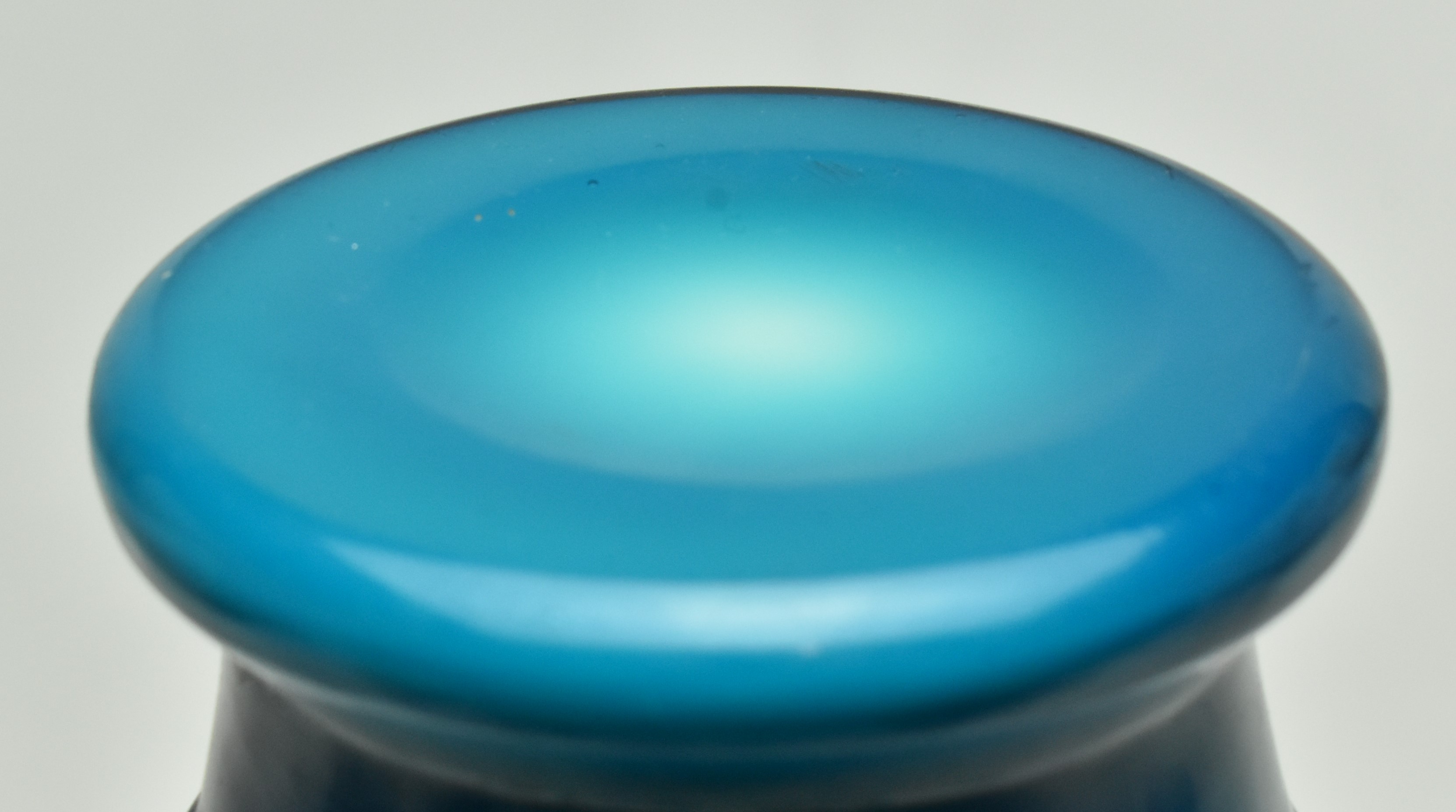 REPUBLIC PERIOD FACETED BLUE OVERLAY PEKING GLASS VASE - Image 8 of 9