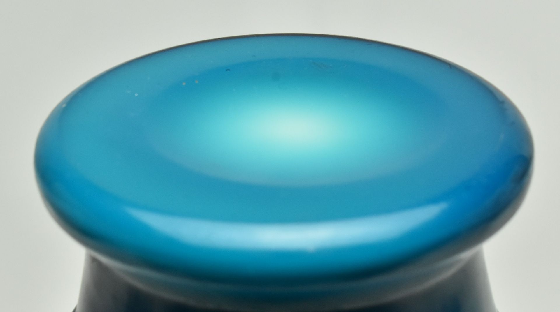 REPUBLIC PERIOD FACETED BLUE OVERLAY PEKING GLASS VASE - Bild 8 aus 9