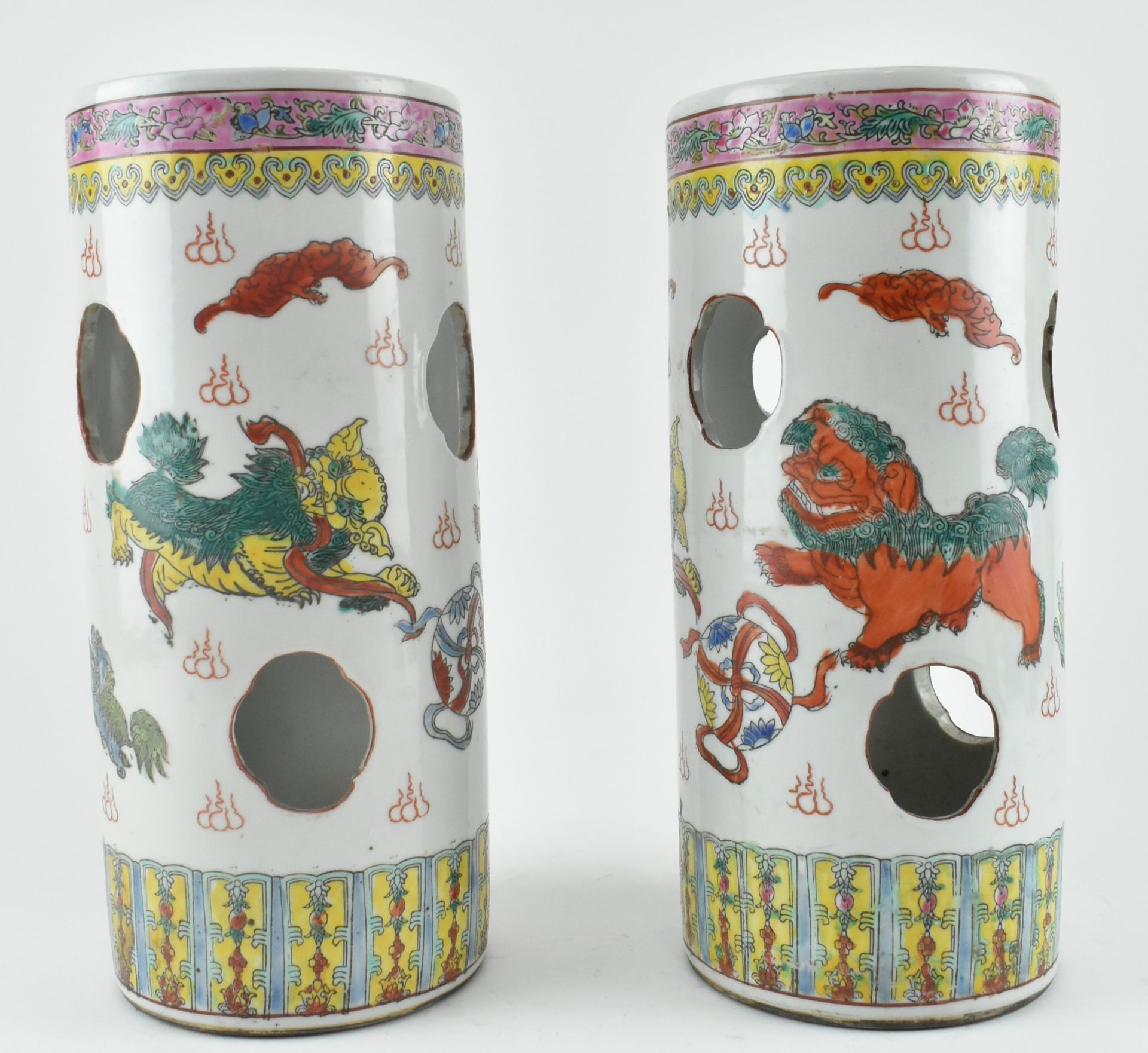 A PAIR OF CHINESE FAMILLE ROSE HAT STANDS 清 五狮官帽架一对