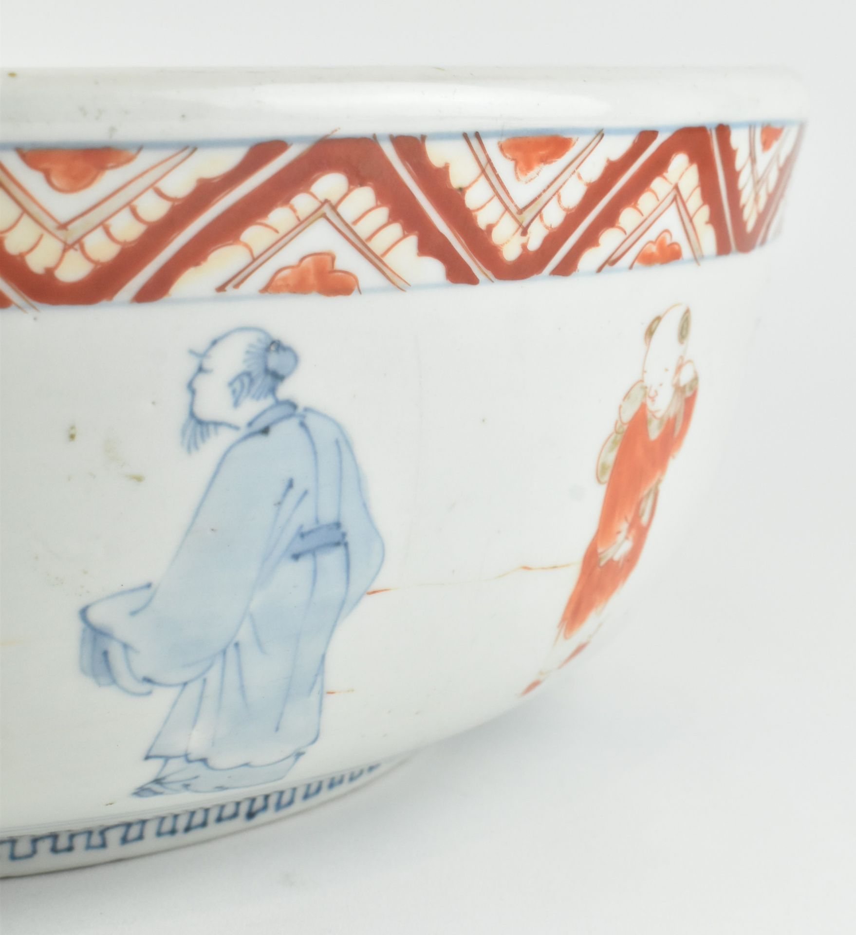 19TH CENTURY JAPANESE CERAMIC BLUE AND RED KO-IMARI BOWL - Image 7 of 8