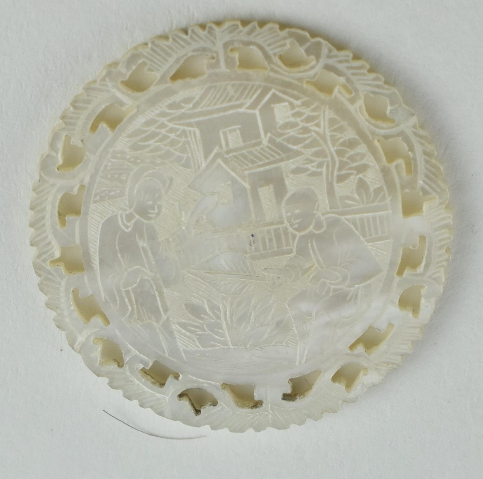 QING DYNASTY MOTHER OF PEARL GAMING TOKENS 清十三行贝母筹码 - Bild 3 aus 11