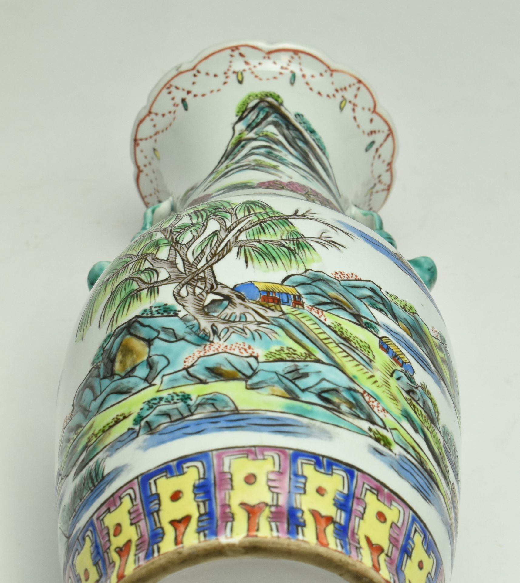 20TH CENTURY FAMILLE VERTE TWIN HANDLED VASE 民国粉彩兽耳瓶 - Bild 6 aus 7