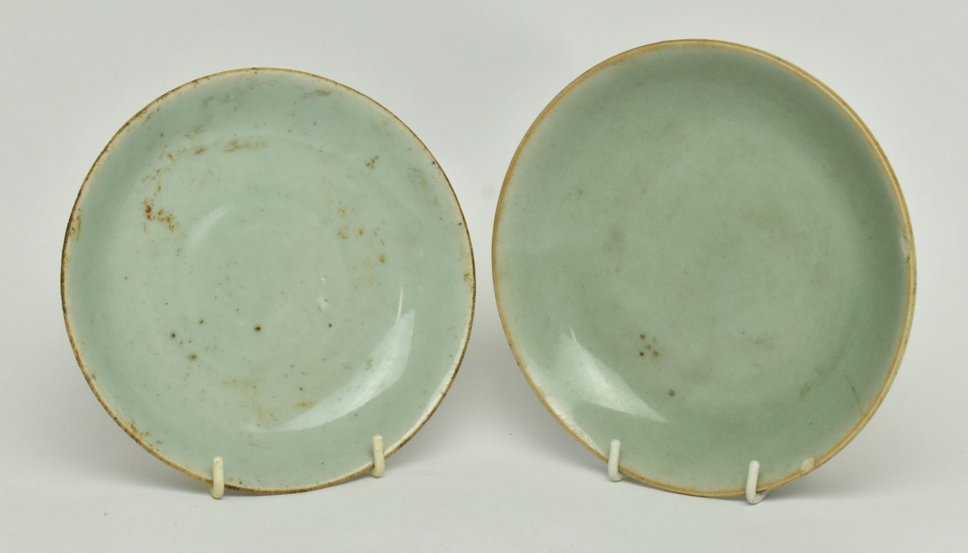 TWO QING DYNASTY CELADON GLAZED DISHES 清 青釉 盘子两个